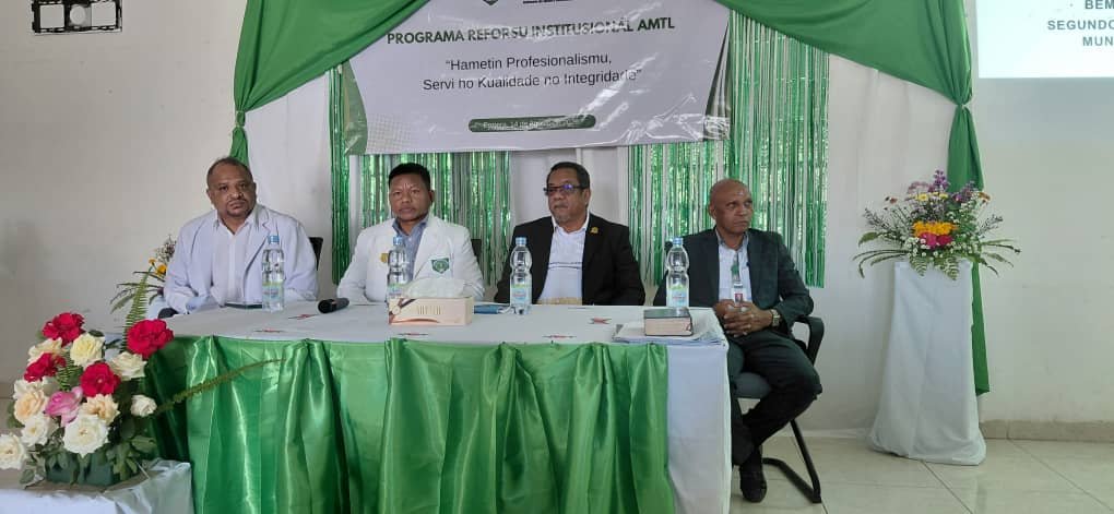 CubacooperaTler's tweet photo. El Dr. Alexis Ihanes Soto especialista en MGI de la #BMCTL🇨🇺🇹🇱, municipio #Ermera, participa en la Segunda Asamblea de la AMTL,  reafirmando el compromiso con la salud y la estrecha interrelación de cooperación con el Sistema de Salud timorense. 
#CubaCoopera #CubaSalva https://t.co/lFpeMTK9vQ