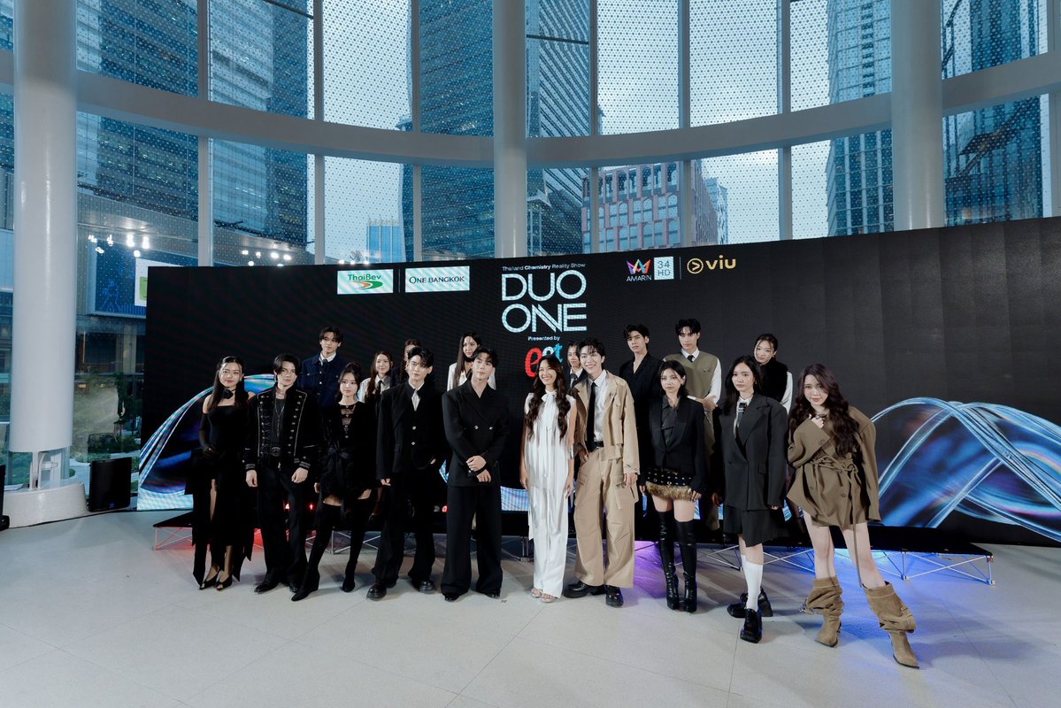 LookAround_TH's tweet photo. “อมรินทร์ทีวี” เปิดตัว PROJECT DUO ONE เรียลลิตี้โชว์รูปแบบใหม่ของประเทศไทย เปิดโฉม 18 ผู้เข้าแข่งขัน  สู่ภารกิจเฟ้นหาศิลปิน DUO คู่ใหม่ของวงการบันเทิง

🔗 https://t.co/UvOCYgmSJ5

#ดาเอ็นโดรฟิน
#srchafreen #Beckysangels
#FreenBecky #ฟรีนเบค‌ 
#MewSuppasit #มิวศุภศิษฏ์ 
#PROJECTDUOONEPresscon
#แถลงข่าวเปิดตัวPROJECTDUOONE

บริษัท อมรินทร์ เทเลวิชั่น จำกัด  จัดงานแถลงข่าวเปิดตัว PROJECT DUO ONE Presented by est Cola   อย่างเป็นทางการ ภายใต้ชื่องาน "DUO ONE : TWO SOULS, ONE DREAM PRESS CONFERENCE"   เปิดม่านสู่ปรากฏการณ์ครั้งสำคัญของวงการบันเทิงกับ Chemistry Reality Show รูปแบบใหม่ของประเทศไทย ที่ไม่ได้มองหาเพียงผู้ที่มีความสามารถในการร้องและการแสดงเท่านั้น แต่ยังค้นหา "เคมี" ที่ลงตัวของคนสองคน เพื่อก้าวสู่การเป็นศิลปิน DUO คู่ใหม่ที่พร้อมเติบโตบนเวทีระดับมืออาชีพ  พร้อมได้โอกาสเซ็นสัญญาเป็นศิลปินในสังกัด DUO ONE และรางวัลคอนโดมิเนียม เดนิม จตุจักร จาก แกรนด์ ยูนิตี้ จำนวน 2 ห้อง มูลค่ากว่า 7.98 ล้านบาท ณ One Bangkok Forum, ชั้น  2  One Bangkok