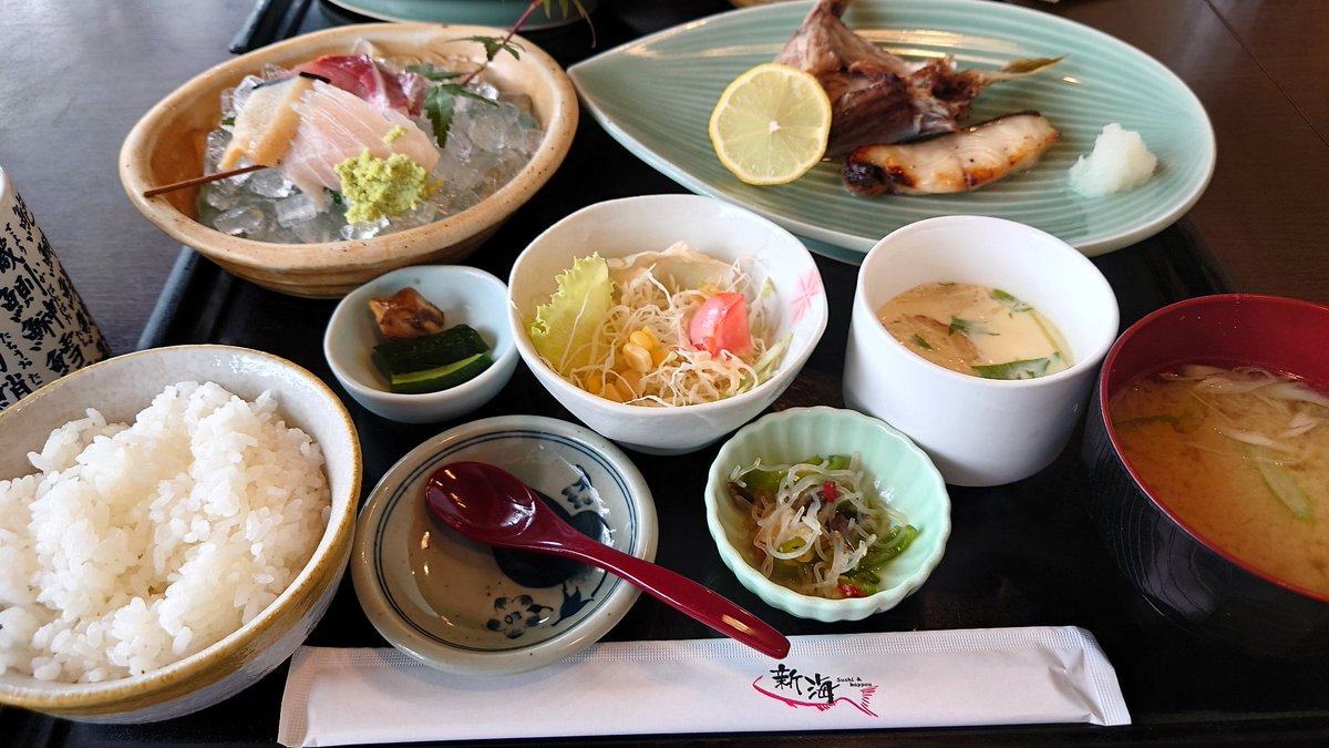 ren_noname's tweet photo. 新潟らしいもの食べれて満足
2枚目はゴミや https://t.co/oBh6aWwJXC