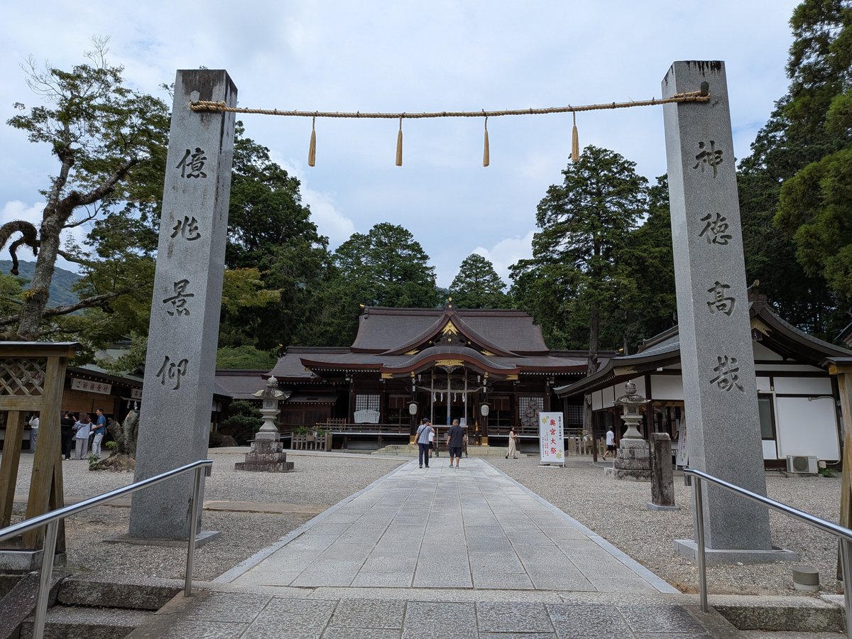 38SP3's tweet photo. 今回の四国旅行は一の宮3社と日本遺産周印2か所も周って来ました😊
時間の関係でじっくりは見れなかったですが大山祇神社は素晴らしく収蔵されている刀剣、甲冑は目をみはるものがありました。
鶴姫の着用したといわれる甲冑は胸の部分が膨らみ腰の部分はくびれたまさしく女性用のものでした。 https://t.co/GFFqe2s8JM