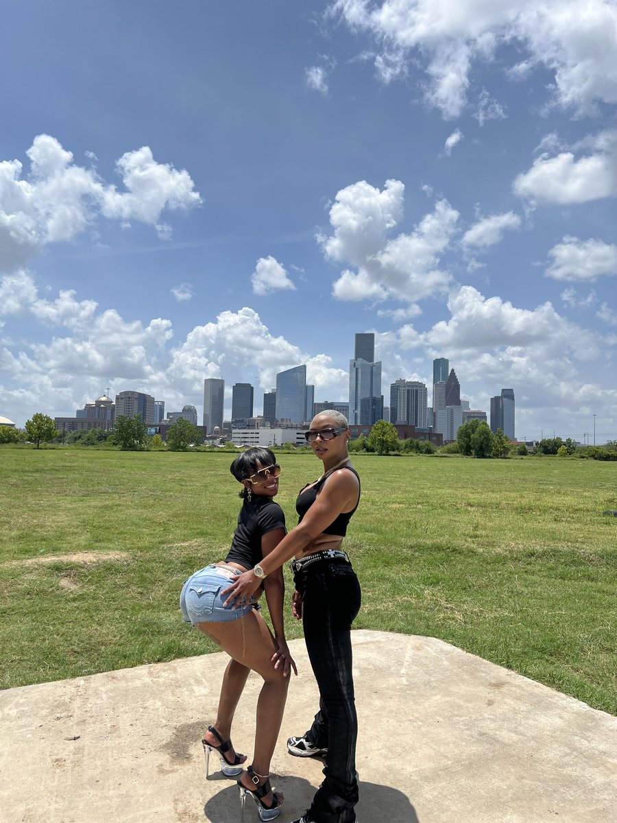 PeeSupreme's tweet photo. Me and my girl @LadyMatt__ 🩷 #REALFINE OUT NOW!! https://t.co/qgrQotqSMj