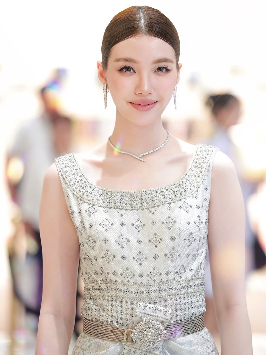 tvpoolsocial's tweet photo. งดงามสะกดทุกสายตา! “ออม กรณ์นภัส” สวมชุดไทยดุสิต เดินฟินาเล่ปิดท้ายแฟชั่นโชว์สุดยิ่งใหญ่ ออร่าความสวยเปล่งประกาย  สวยจนละสายตาไม่ได้เลยจริงๆ ค่ะ 

#ออมกรณ์นภัส #OrmKornnaphat #ชุดไทยดุสิต #แฟชั่นโชว์ #ฟินาเล่

ขอบคุณภาพจาก IG : mykwang46 https://t.co/sxfr8qNoDg