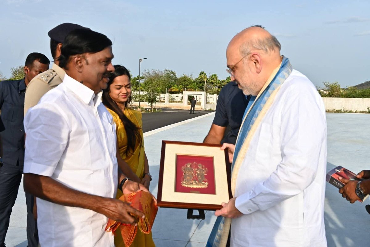 DrACSofficial's tweet photo. திருவண்ணாமலை அருள்மிகு அருணாசலேஸ்வரர் திருக்கோயிலில் சிறப்பு வழிபாடு மேற்கொள்ள வருகை தந்த மாண்புமிகு மத்திய உள்துறை அமைச்சர் மதிப்பிற்குரிய திரு. அமித் ஷா ஜி அவர்களை நேரில் சந்தித்து  வரவேற்ற போது...

@AmitShah
@BJP4TamilNadu

#AmitShah #DrACShanmugam #PuthiyaNeethiKatchi #Tiruvannamalai #Arunachaleswarar