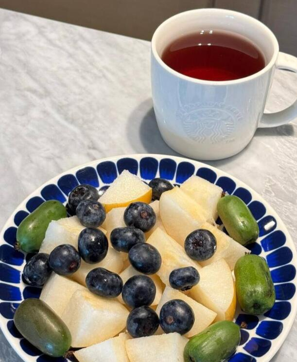 Calliope_AngelQ's tweet photo. A little fruit before bed, a simple way to end the day on a fresh note. https://t.co/Gs461zZsa2