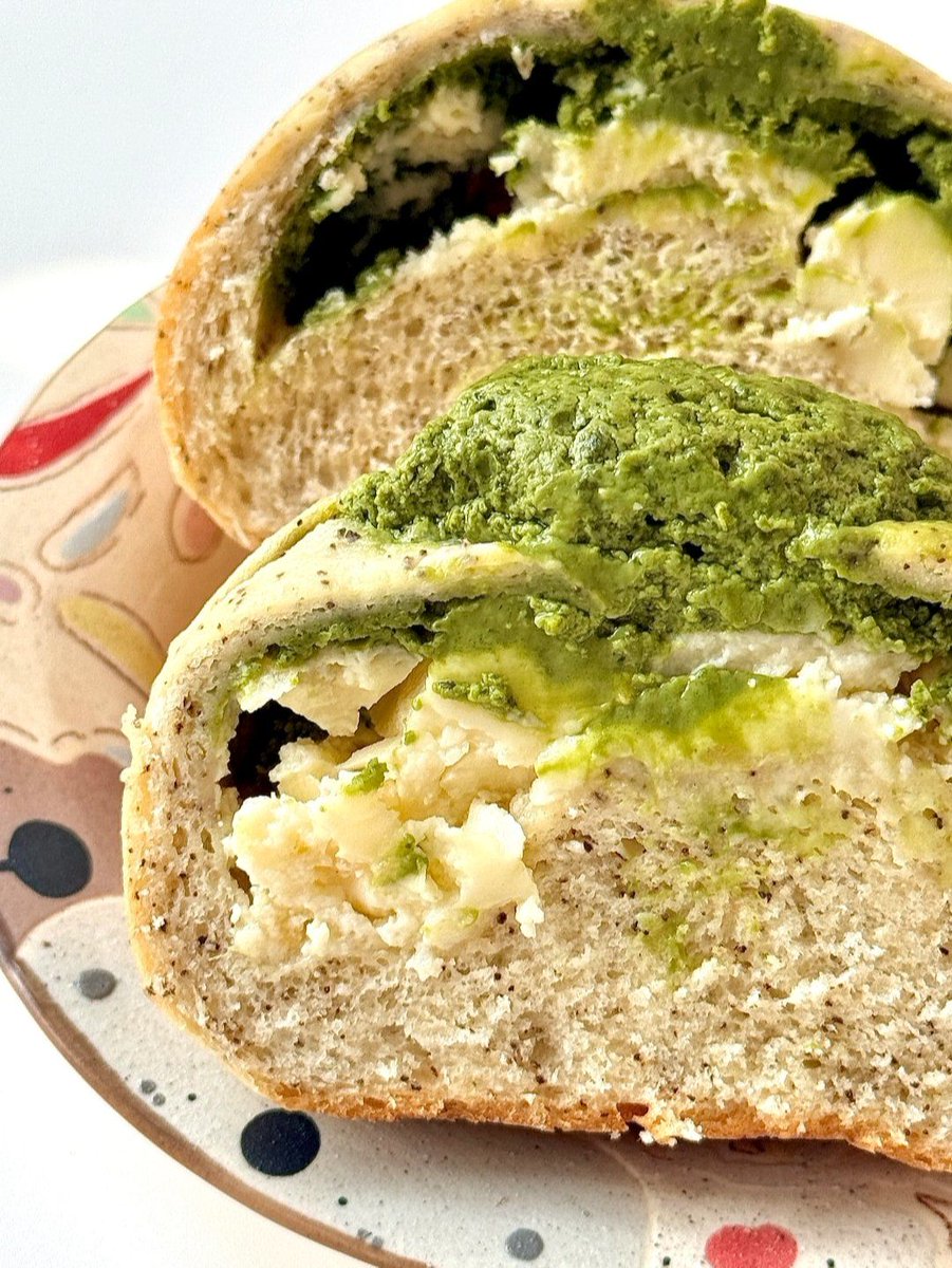 Samuelrakas1's tweet photo. Sharing my new favorite crispy matcha rice cakes with you all! The perfect balance of sweet and earthy  Who wants a bite https://t.co/r30meAJoS6