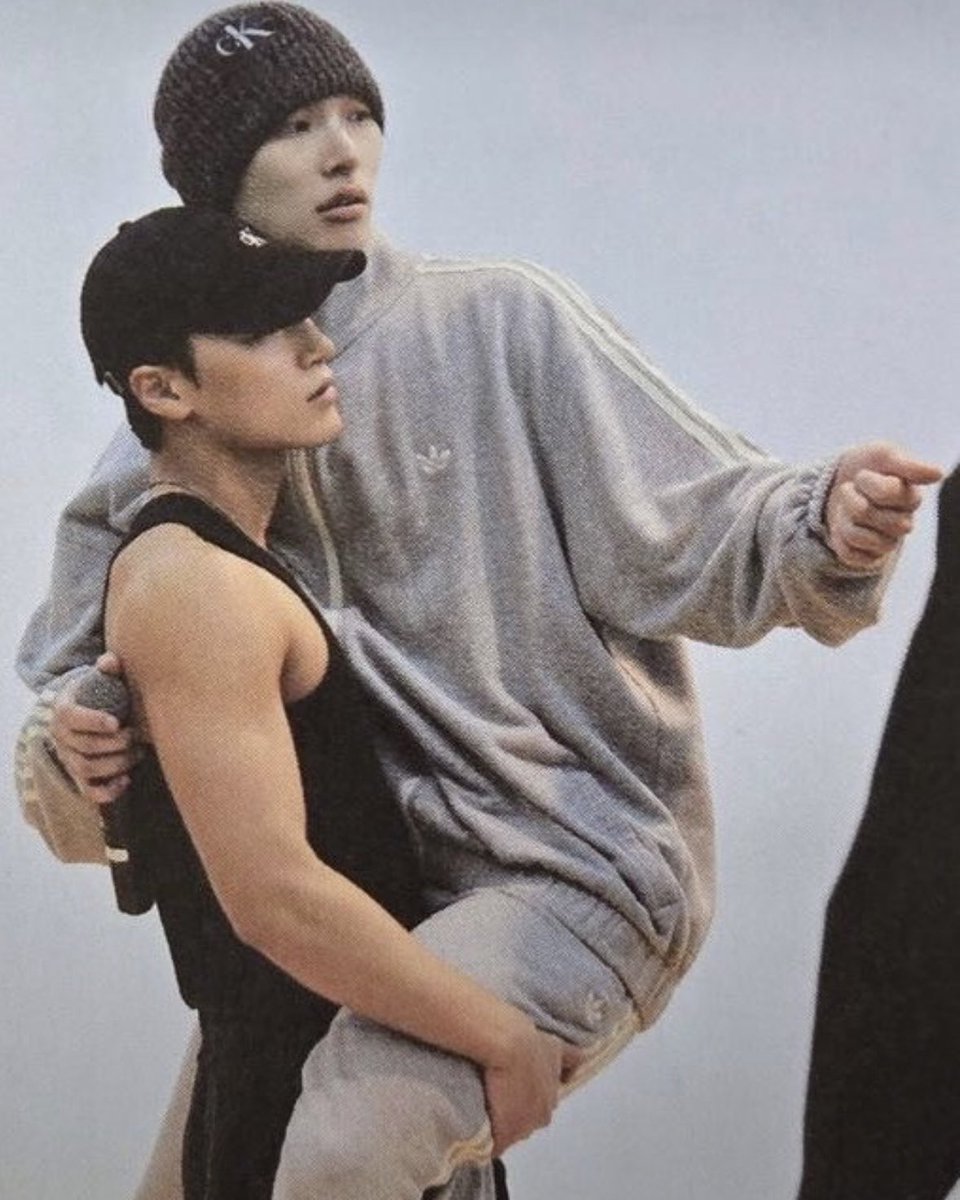 redgeot's tweet photo. mingi is like those large dogs that think they’re tiny lap dogs and will jump on you and demand cuddles https://t.co/x3VigGBeCc
