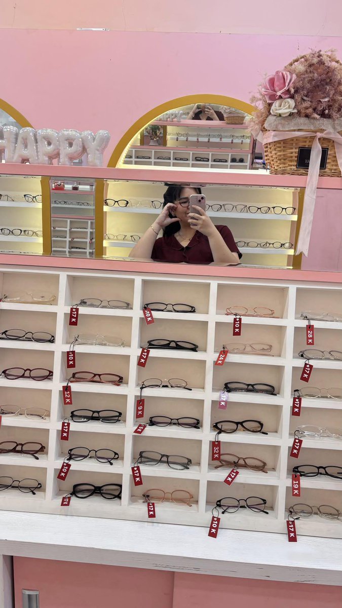 xevniy's tweet photo. WARGA BEKASI… ada yang mau bikin kacamata minus? 🔥 

optik ini lagi ada diskon kemerdekaan 🇮🇩, frame start from 5 rb aja, beneran selucu &amp; se-murah itu! ✨👓🩷 https://t.co/dCi3gkVmlu