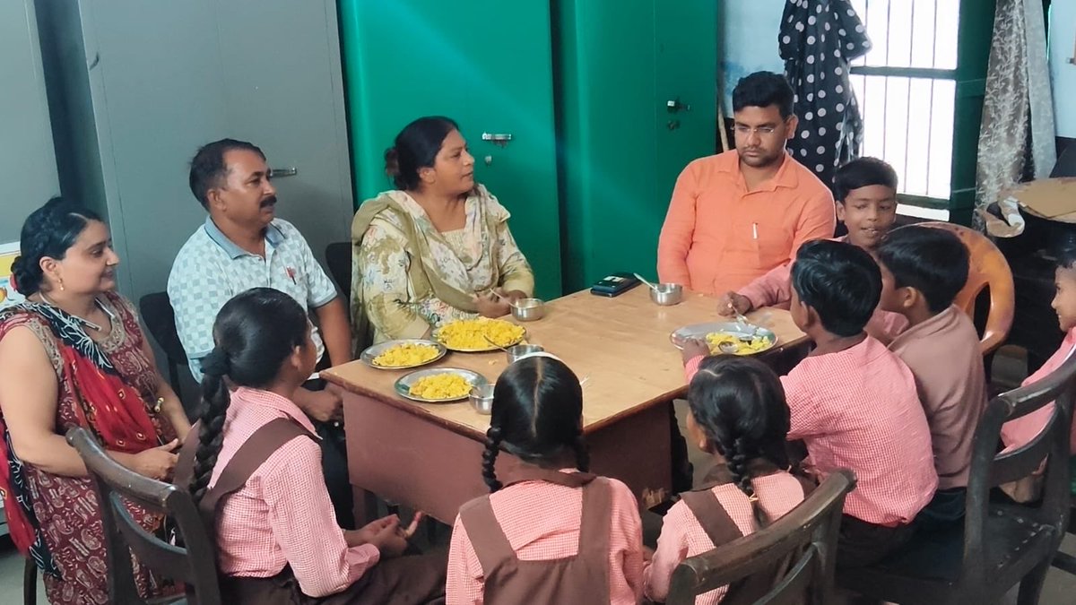SDMAonlabareily's tweet photo. PS देवचरा inspection।MDM का आहार menu के अनुसार और गुणवत्तापरक पाया गया।विद्यालय के सभी कक्ष सुरक्षित हैं।सफ़ाई, मौसमी सब्ज़ी, फल आदि के संबंध में प्रधानाध्यापक और BEO को निर्देशित किया!अध्यापकों को गुणवत्ता पर विशेष ध्यान देने तथा NIPUN के मानकों के अनुरूप शिक्षण कार्य हेतु कहा। https://t.co/nWxYURi416