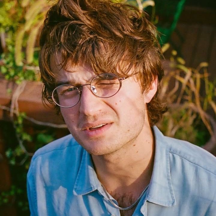 DJOLLANOV's tweet photo. there’s just something so insanely attractive about joe keery in this specific pair of glasses https://t.co/rIjXMQ9eiA