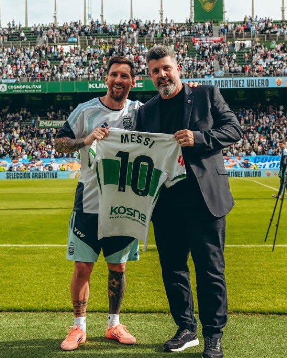 MessiTouchline's tweet photo. Never forget when Leo Messi received an Elche shirt with his name and number 😂 He doesn’t have to play for a club to get it, he is loved by all🐐❤️ https://t.co/BaIOQpSzUz