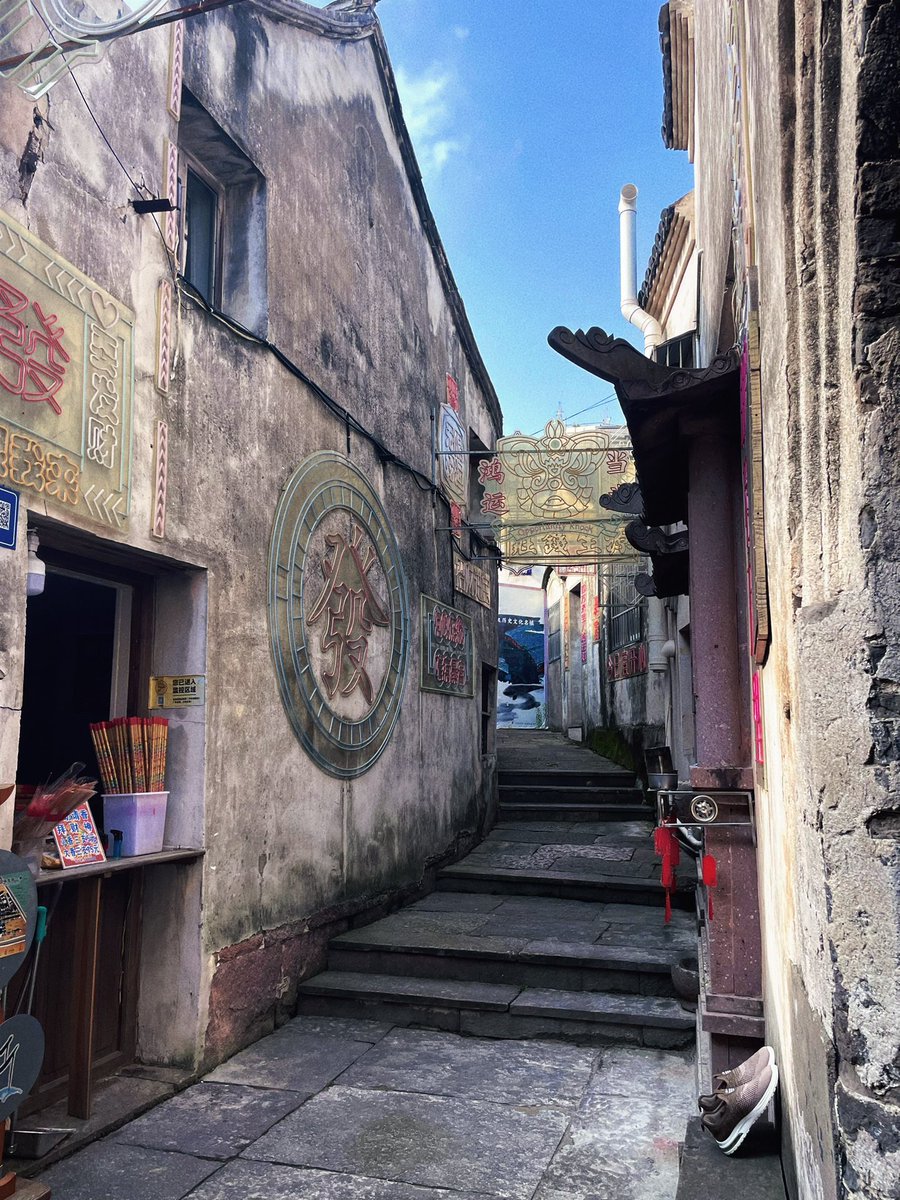 AnkaAni's tweet photo. Sunset glow painting the alley walls, strangers rushing by—this quiet corner of the city holds little, warm magic. https://t.co/54quP9iwPh