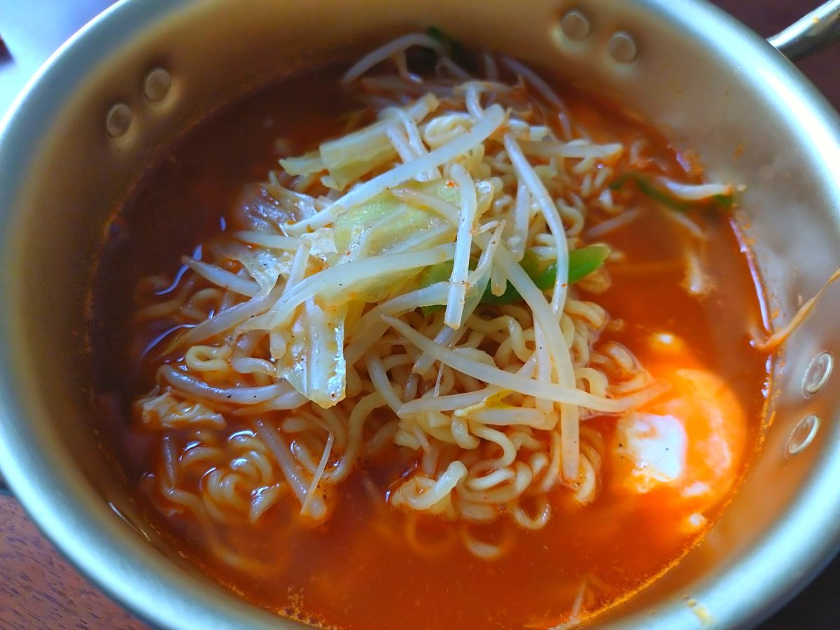 i_1986a's tweet photo. 🥢今日の昼ご飯

辛ラーメンfeat:卵&amp;野菜
ソフール45%カット

今日は、お休みになった🤟
祖父母と愛犬��お供えへ行こう🪻
夜は焼肉だから、家にあるもので食べました！

#自炊記録
#おうちごはん
#昼食 https://t.co/EcGkDgbGvJ