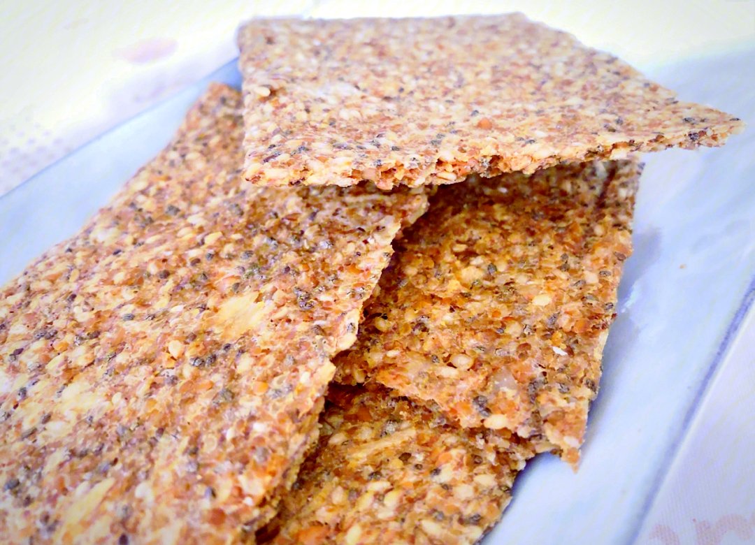 Vitorialeiteal2's tweet photo. Got my hands on the best salted egg yolk crispy crackers today—crispy, savory, and addictive! Who wants a bite https://t.co/xB17lgynAX