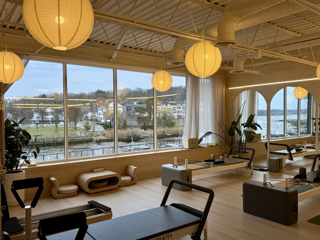 Lunaoneg's tweet photo. The lake view outside the window is so soothing! https://t.co/1xAr1ERIjF