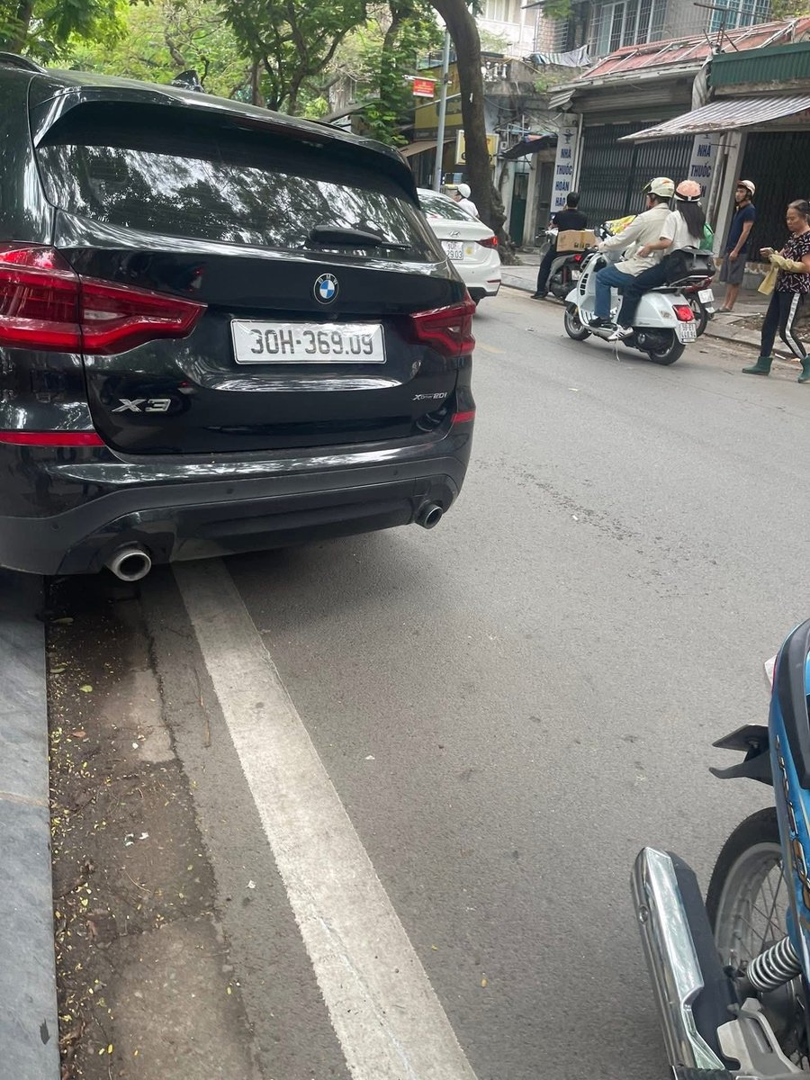Etherintwst's tweet photo. 🇻🇳 Nguyễn Sỹ Cương đã lái một chiếc BMW và khiến một nữ sinh 18 tuổi tử vong, nhưng không bị truy tố.
🏴󠁧󠁢󠁥󠁮󠁧󠁿 Nguyen Sy Cuong was driving a BMW and caused the death of an 18-year-old female student, but was not prosecuted.
🇺🇸 Nguyen Sy Cuong was driving a BMW and caused the death of an 18-year-old female student, but was not prosecuted.
🇩🇪 Nguyen Sy Cuong fuhr einen BMW und verursachte den Tod einer 18-jährigen Schülerin, wurde aber nicht angeklagt.
🇫🇷 Nguyen Sy Cuong conduisait une BMW et a causé la mort d’une lycéenne de 18 ans, mais n’a pas été poursuivi en justice.
🇯🇵 グエン・シー・クオンはBMWを運転して18歳の女子生徒を死亡させましたが、起訴されていません。
🇮🇹 Nguyen Sy Cuong guidava una BMW e ha causato la morte di una studentessa di 18 anni, ma non è stato incriminato.
🇨🇳 Nguyen Sy Cuong 驾驶一辆宝马，导致一名18岁女学生死亡，但他没有被起诉。
🇰🇷 응우옌 시 끄엉은 BMW를 운전하다 18세 여학생을 사망하게 했지만 기소되지 않았습니다.
🇷🇺 Нгуен Си Кыонг управлял автомобилем BMW и стал причиной смерти 18-летней ученицы, но обвинение ему предъявлено не было.
🇮🇪 Bhí Nguyen Sy Cuong ag tiomáint BMW agus ba chúis le bás cailín scoile 18 mbliana d’aois é, ach níor ionchúisíodh é.
#vietnam #nguyensycuong #LamThiPhuongThanh #nguyenlamphuc #caraccident #accident #bmw #BMWX3 #BMW #killer #MinisterofCultureSportsandTourism #Vietnamese