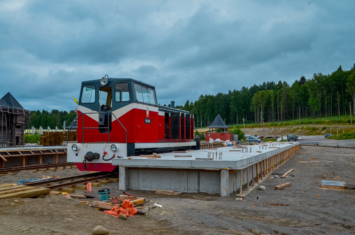 NGR_RU's tweet photo. Тепловоз ТУ7А-2925 на строящейся станции Зоопарк, Карельская узкоколейная железная дорога, Киркколахти, 20.07.2026.

Diesel locomotive TU7A-2925 at the under-construction “Zoopark” station, Karelian narrow-gauge railway, Kirkkolahti, 20.07.2026.

Photo: BeskRail

#Russia #TU7 #ужд #узкоколейка #ТУ7 #СЖД #narrowgauge #railways #schmalspurbahn #bahn #rails #eisenbahn #kolejwaskotorowa #wąskotorowa #kisvasút #железнаядорога #тепловоз #РЖД #RZD #SZD