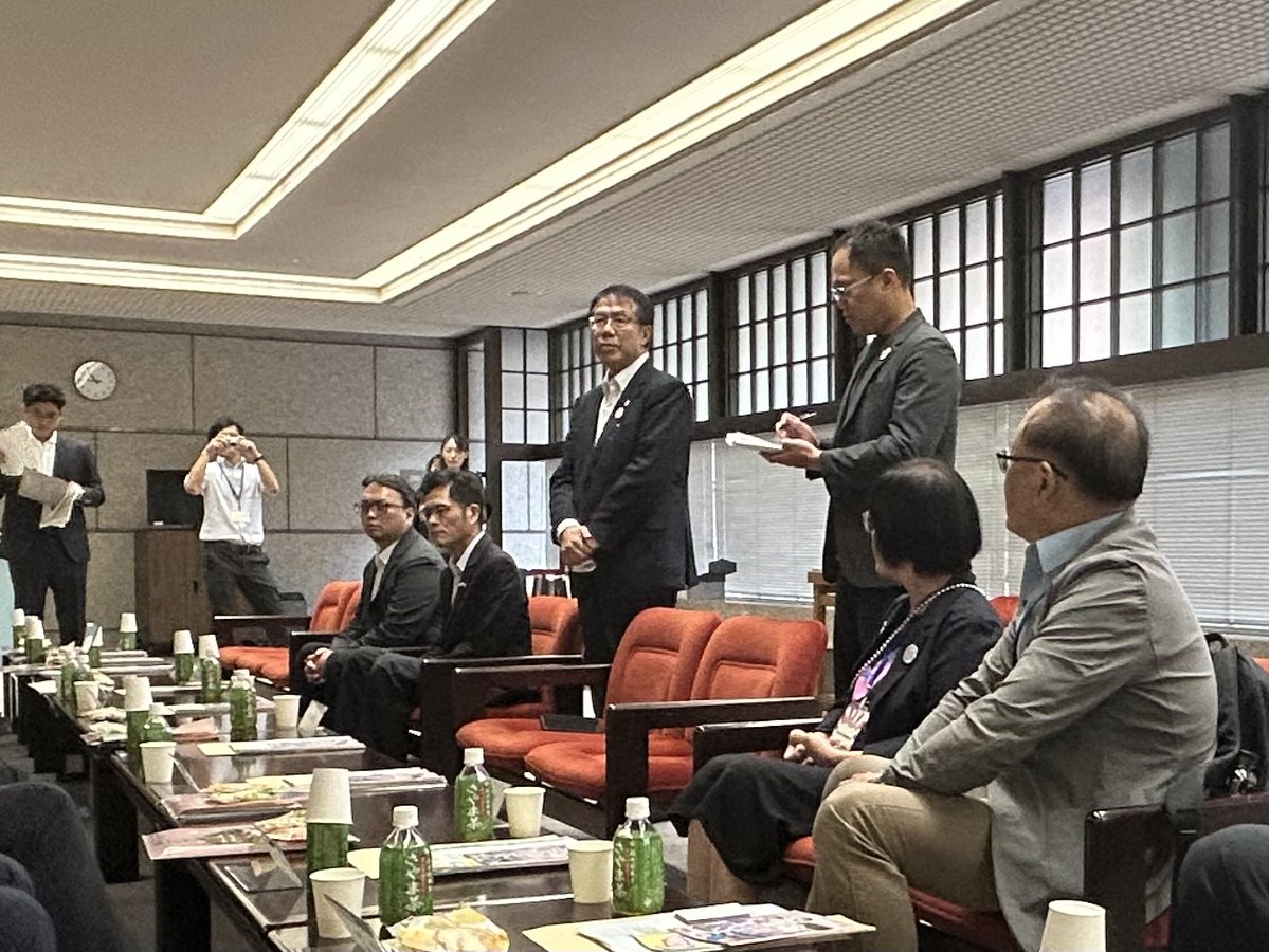 hashimotok_23's tweet photo. 【台南市政府観光促進訪問団の表敬訪問】
黄偉哲台南市政府市長をはじめとした計１３名の訪問団が、県議会にお越しになられました。

歓迎・訪問団の挨拶のあと、動画による埼玉県の紹介や観光促進・振興についての意見交換、写真撮影などがありました。

#台南市 #越谷市 #埼玉県 https://t.co/s8oNUWCTKp