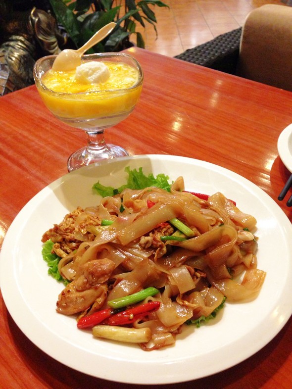 jkk208's tweet photo. Craving vibrant Thai street food Today’s pick: Pad Thai with crispy tofu, lime wedges u0026 crushed peanuts—sweet, sour, umami perfection! https://t.co/Td0d4xiWRc