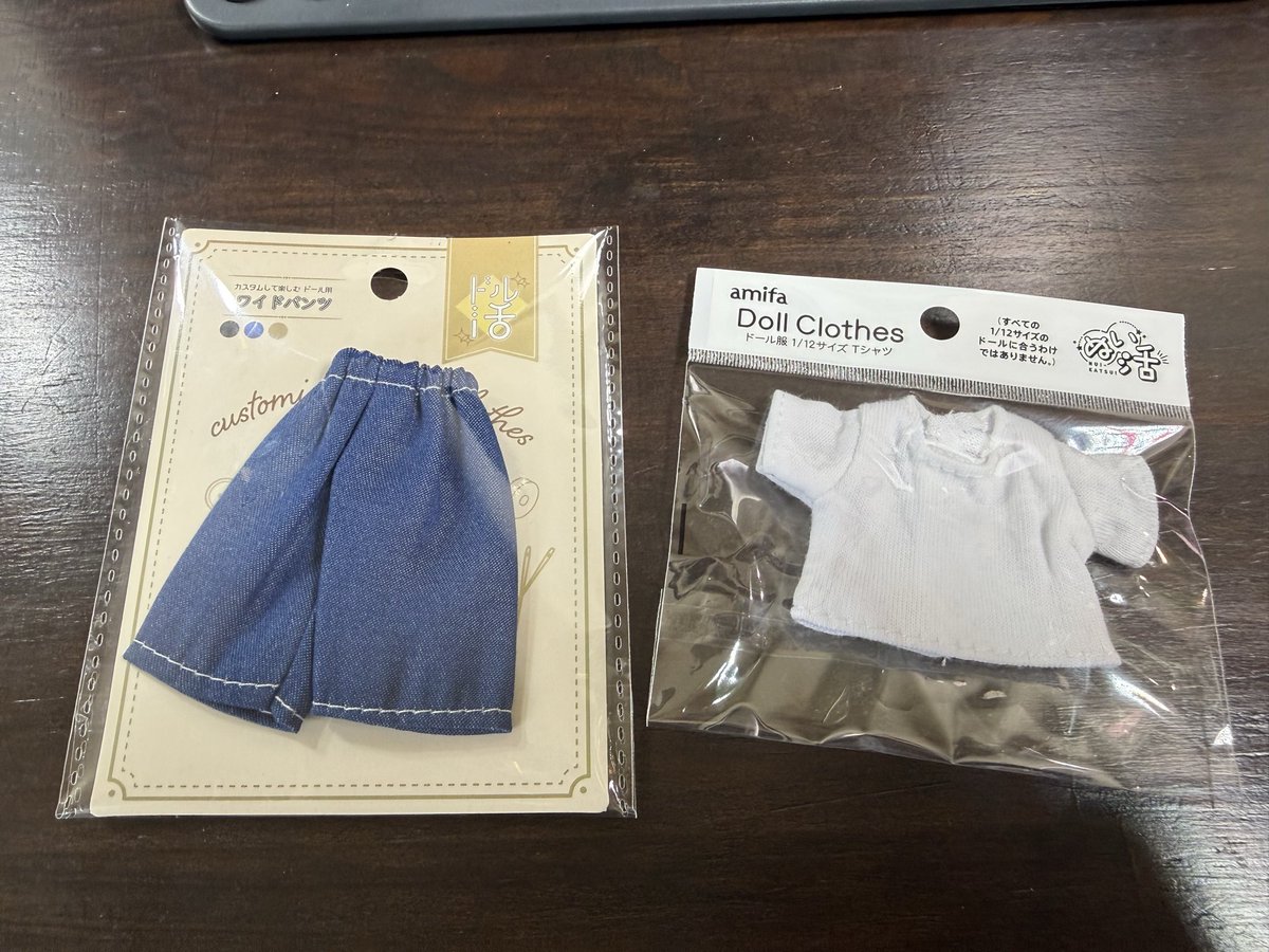 NormalUncleDesu's tweet photo. セリアにてデニム調ワイドパンツと白Tを買った。

ボニバニ6ちゃんにピッタリサイズで歓喜！やったぜ！

 #ドール
 #ボニバニ6 https://t.co/R3cNr42OQj