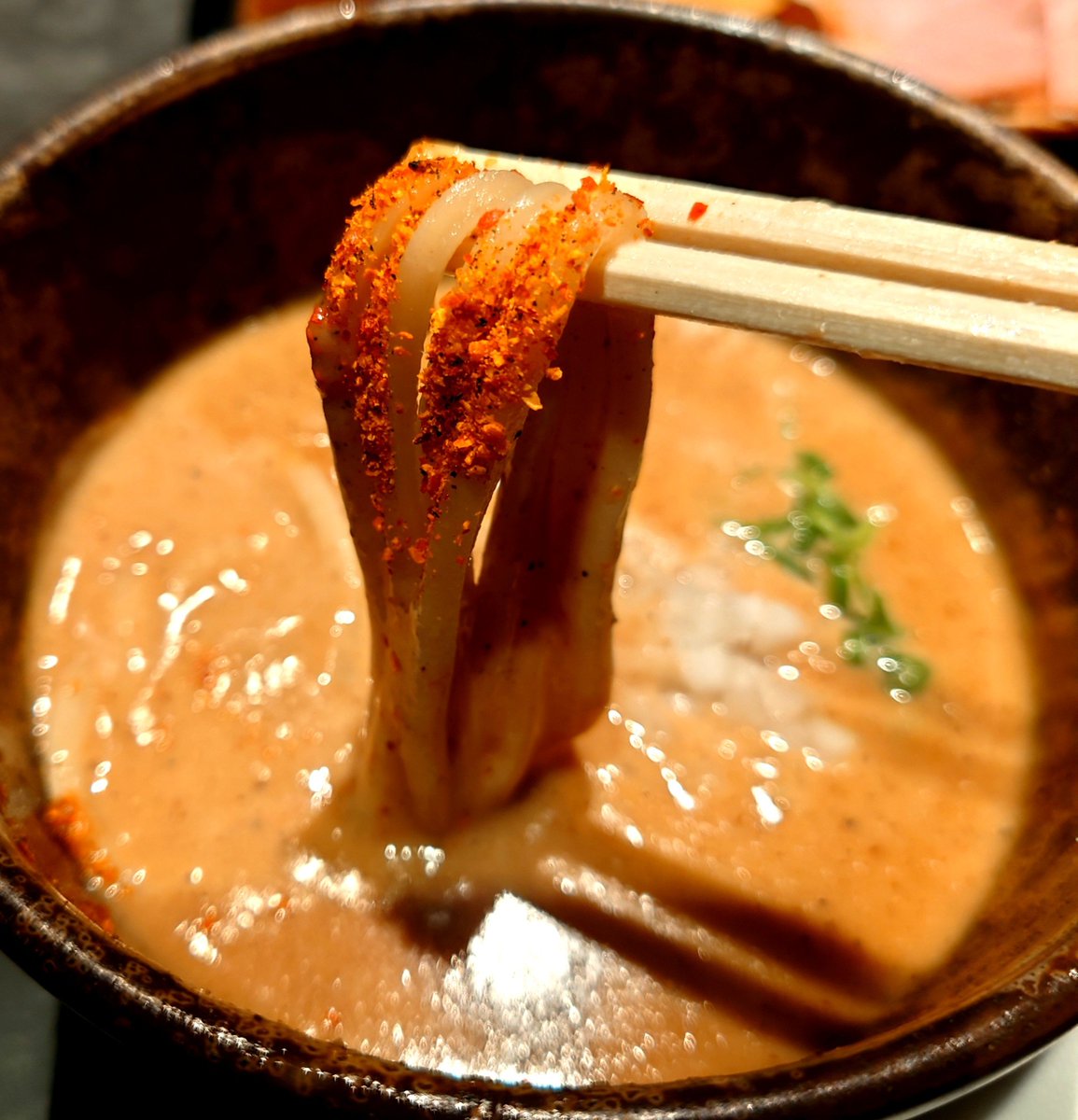 knyackiVF's tweet photo. 麺ツヤツヤ✨
小（170g）中（220g）大（270g）同価格🙌
やや粉っぽい舌触りで高粘度🙆
王道の濃厚魚豚✨

今日のおニク (・∀・)✨
豚ロース2　鶏しっとり低温調理2
あと特製トッピングは塊と色濃い細メンマ2種
味玉ちょい甘め、程よい半熟具合🙌 https://t.co/mm3S51DnE3