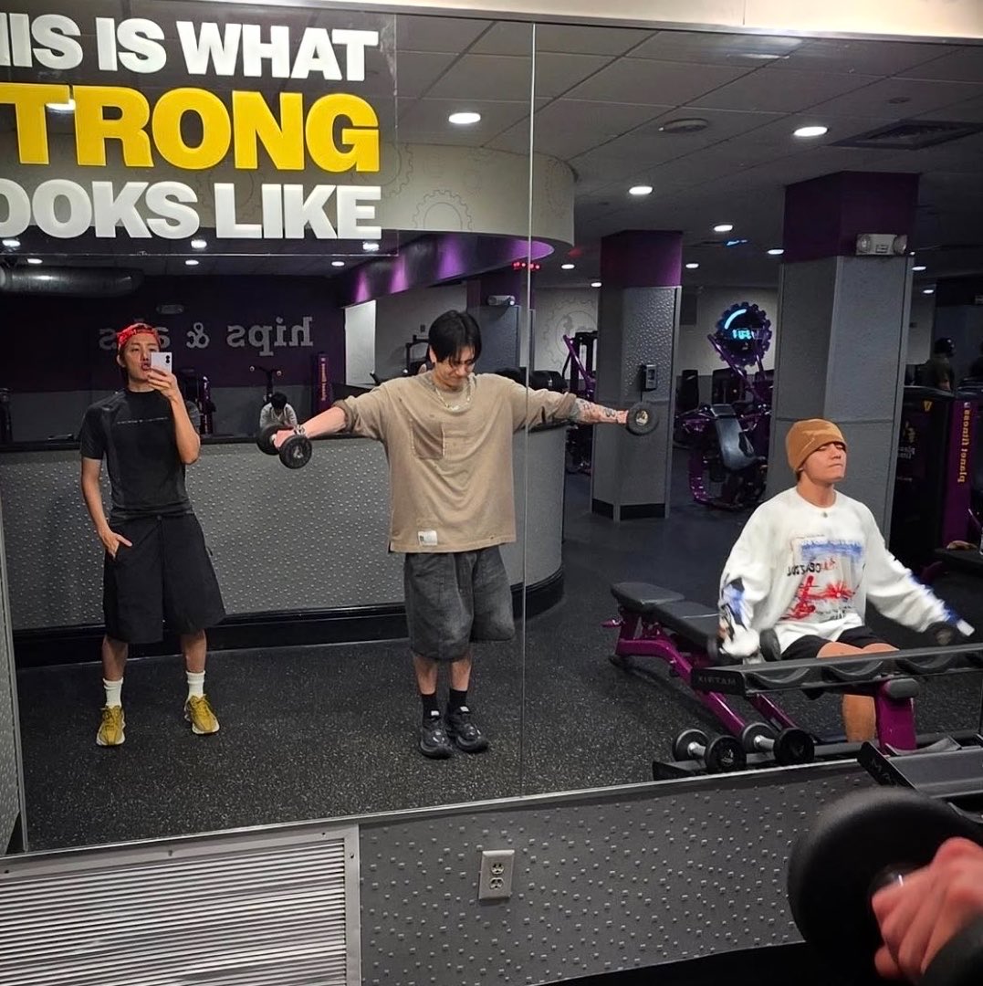 jksplaylist's tweet photo. just realized something why does jungkook wear jeans to the gym 😭 https://t.co/r9ckJnNMXx