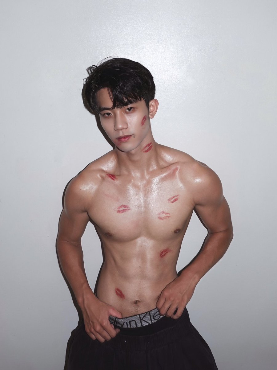 kevinhsu_97's tweet photo. valentine’s mark💋🥵 https://t.co/Q5mRciOPbu