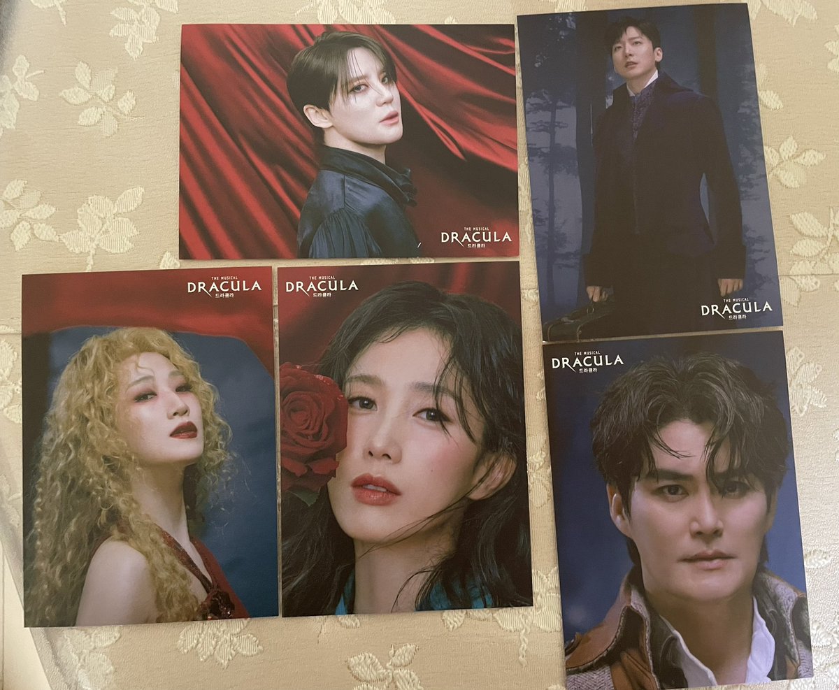 joaquin_jun's tweet photo. ドラキュラ5公演中ポストカードが貰えた。
4公演はクワトロキャストのポストカード。
4セットになった😅
最終日は、観た公演の主要キャストのポストカードだった🥰 https://t.co/05zdFLcJeJ