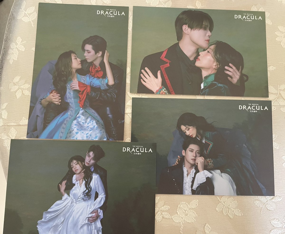 joaquin_jun's tweet photo. ドラキュラ5公演中ポストカードが貰えた。
4公演はクワトロキャストのポストカード。
4セットになった😅
最終日は、観た公演の主要キャストのポストカードだった🥰 https://t.co/05zdFLcJeJ