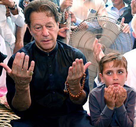 enigmaakh's tweet photo. اے میرے پیارے رب،
اے میرے سوہنے رب…

ہم تو یہ کہتے رہے کہ اگر فرعون ہے تو موسیٰ بھی آئے گا۔ ہمیں کیا خبر تھی کہ امتحان یعقوب والا ہو جائے گا آنکھوں کی روشنی چھننے کا، صبر کے آخری کنارے تک پہنچ جانے کا۔

اے یعقوب کی بینائی لوٹانے والے رب، ہمارے ملک پر رحم فرما۔ اس ایک شخص پر رحم فرما جس نے اپنی آزادی، اپنی راحت، اپنی صحت تک قربان کر دی۔ وہ تنہا کھڑا رہا، مگر جھکا نہیں۔ اب اس کی آنکھوں کی روشنی تک آزمائش میں ڈال دی گئی ہے۔

اے رب کریم، ہم شاید اس قابل نہیں کہ اپنے لیے کچھ مانگ سکیں، مگر تیرے حضور یہ گواہی دیتے ہیں کہ اس نے اپنی بساط سے بڑھ کر دیا ہے؛ عزت دی، وقت دیا، سکون دیا، سب کچھ تیرے نام پر اور اس قوم کے لیے چھوڑ دیا۔

اے میرے رب، اگر ہم کمزور ہیں تو اپنی قدرت سے مدد فرما۔ اگر ہم خاموش ہیں تو ہماری خاموشی کو قبول نہ کر، ہمیں جگا دے۔ اس کی بینائی کی حفاظت فرما، اس کی جان کی حفاظت فرما، اسے اپنے خاص حصار میں لے لے۔

اے اللہ، اس سرزمین پر رحم فرما۔
ہم ٹوٹ رہے ہیں،
بکھر رہے ہیں،
ہماری مدد فرما۔

آمین۔