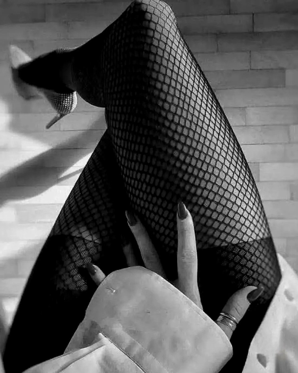Passion85980102's tweet photo. #FishnetsFriday https://t.co/dHPR19YFk4