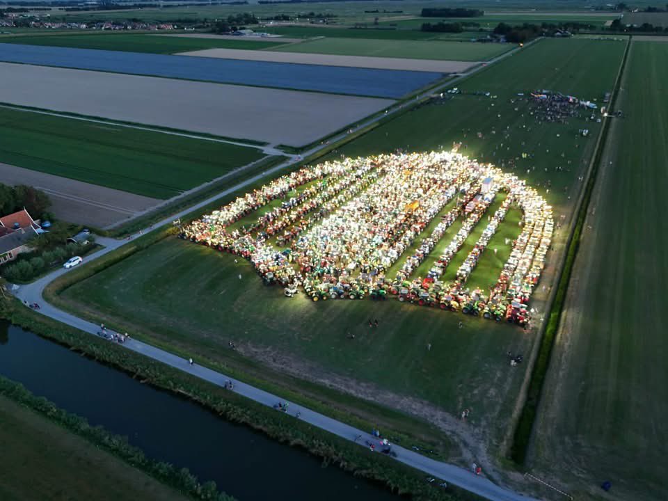 lientje1967's tweet photo. Gisteravond in Noord-Holland maakten 538 boeren met hun trekkers een schild als steun voor de 5 pluimveehouders en alle boeren die vrezen voor het einde van hun bedrijf. Eenheid. Prachtig! #BoerenProtest https://t.co/loYs5rLzEs