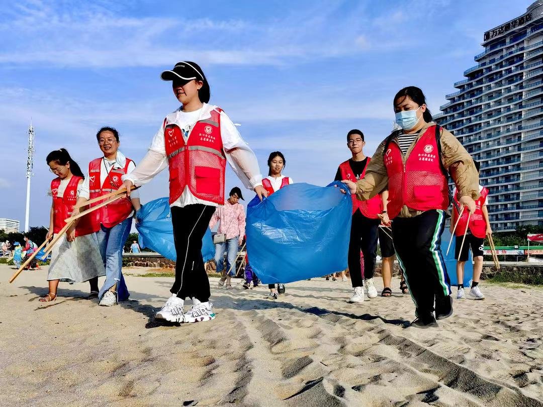 LiaoningDaily's tweet photo. The volunteers from the Environmental Protection Volunteer Service Team and Red Heart Public Assistance Volunteer Service Team cleaned up garbage on the Shanhai Square in Bayuquan District, Yingkou City, contributing to the protection of the marine ecological environment. https://t.co/ZnEz8fyFS4