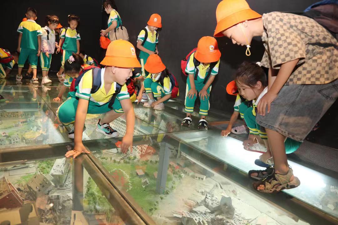 LiaoningDaily's tweet photo. The children in kindergarten visit National Geological Park for Bird Fossil in #Chaoyang, #Liaoning Province under the guidance of the teachers. These fossils allow them to learn a lot about paleontology. https://t.co/M6rE6HIgBK