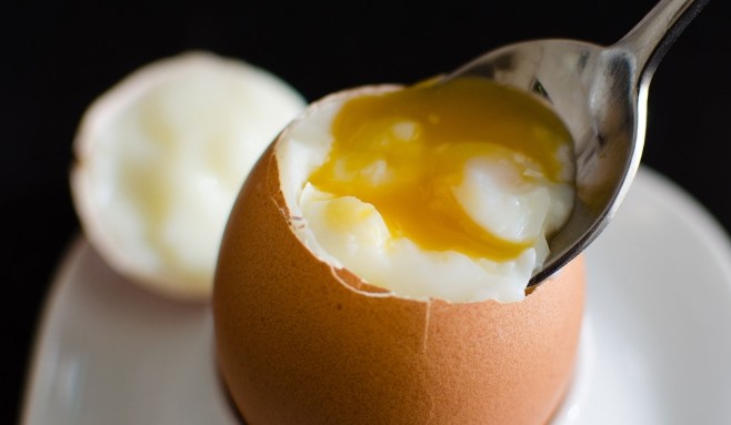 BossDaffy's tweet photo. @Dboraprieto @clembuterol @m4tuzzalen Mi bisabuelo nos hacía de desayuno huevos a medio cocinar juntos con panes caseros o leche.
Y cuando había muchos huevos nos hacía de postre. https://t.co/gjQUPsGcYd