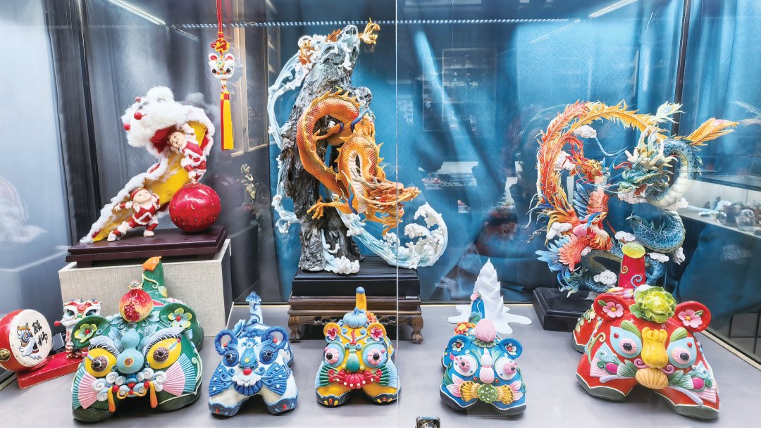 LiaoningC's tweet photo. Liu Jicheng, a representative inheritor of southern #Liaoning Liu-style #DoughModeling #IntangibleCulturalHeritage craftsmanship, creates vivid artworks such as Dunhuang flying apsaras, divine dragons and auspicious beasts.
#LiaoningCrafts #TraditionalChineseArt #DunhuangArt https://t.co/bNBwb88rRa