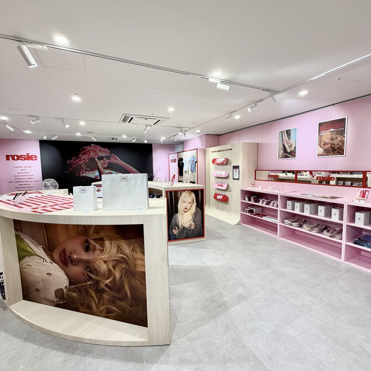 SHIBUYA109NET's tweet photo. ／
❤️ROSÉ Encore Pop-up in TOKYO 
’one year of rosie‘ OPEN❤️
＼

ROSÉ Encore Pop-up in TOKYO ’one year of rosie‘が
SHIBUYA109渋谷店で今日からオープン!

人気アイテムや、東京限定商品など新しいラインナップで登場🎙💭

'rosie'の世界観がより楽しめるこのPop-upを、みんなもぜひチェックしてね.ᐟ.ᐟ🌹

✔︎︎︎︎ 期間：8月14日(金)〜8月23日(日)
✔︎︎︎︎ 場所：SHIBUYA109渋谷店 8F DISP!!!
✔︎︎︎︎ 営業時間 : 10:00〜21:00

#ROSÉ