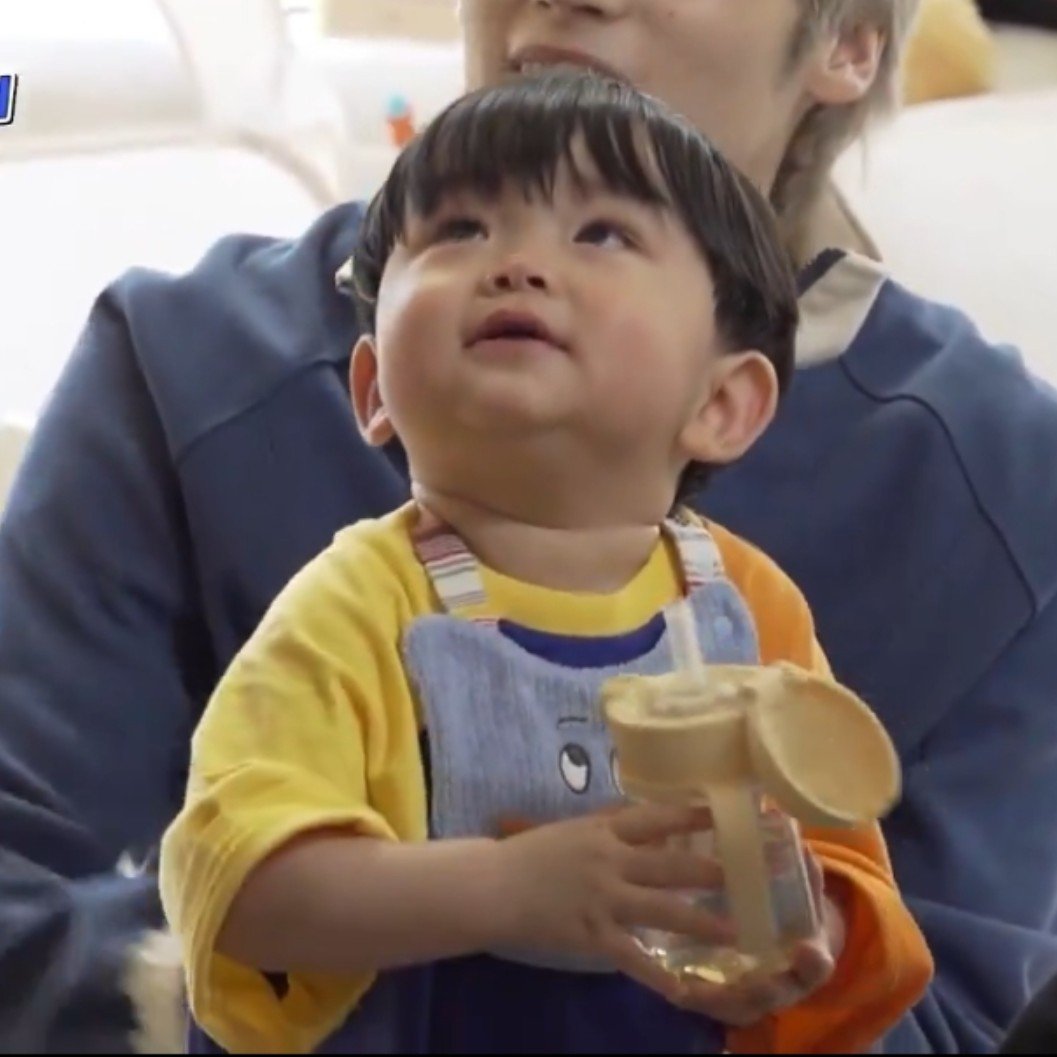 healbeom's tweet photo. i miss them all so much, it was so priceless to see this tiny lump clumsily running around his tall uncles. i need absolutely all the unreleased videos of this show:(
@wavve_official https://t.co/TcRyqd4Ozx