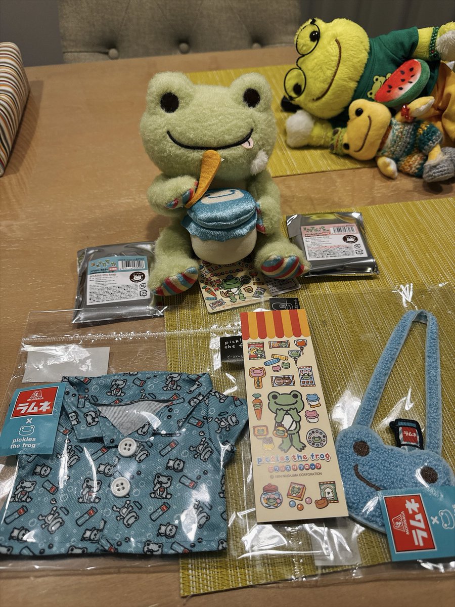 guripearl's tweet photo. 栄ロフトのポップアップ🐸💕ラムネちゃんBDは10分で完売😢買えなくて残念だったけど久しぶりにピクルスイベントに行けたのでケロ太🐸とつぶちゃん🐸も楽しそうだったわ💕
#かえるのピクルス #picklesthefrog #ぬい撮り https://t.co/fLTNfNUDgU