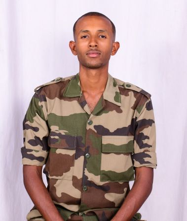 shabait's tweet photo. “ኤርትራ ኣብ ሳዋ ኣላ፡ ሳዋ ከኣ ኣብ ኤርትራ” ተመራቒ 38 ዙርያ ኣቤል ዮናስ

ክቡራት ኣንበብቲ ጋዜጣ ሓዳስ ኤርትራ፡ ብዙሓት ኣብ ወጻኢ ዝቕመጡ ኤርትራውያን መንእሰያት፡ ኣብ ዝተፈላለየ እዋናት ምስ ዝተፈላለዩ ዙርያታት ናብ ሳዋ ብምምጻእን ብምውራድን ግቡእ ሃገራዊ ኣገልግሎቶም ይፍጽሙ እዮም። ኣብ ናይ ረቡዕ ሕታም ጋዜጣ ሓዳስ ኤርትራ ድማ፡ ካብ ለንደን ናብ ሳዋ ብምውራድ ምስ 38 ዙርያ ተዓሊሙ ግቡእ ሃገራዊ ኣገልግሎቱ ፈጺሙ ምስ ዝተመረቐ መንእሰይ ኣቤል ዮናስ ቃለ-መሕተት ኣካይድና ምንባርና ይፍለጥ። ንሎሚ 2ይን መወዳእታን ክፋል ይስዕብ።
ሕቶ- ንግዜ ልምምድ ወተሃደራዊ ታዕሊምከ ከመይ ተዋጺእካዮ፧

ዓቕሊን ትዕግስትን እንተ ደኣ ሓዊስካ ኩሉ እዩ ዝምከት። ርእስኻ እንተ ደኣ ኣእሚንካዮ፡ ኩሉ ነገራት ቀሊል እዩ። ካብ ጉያን ናዕሪትን፡ ወተሃደራዊ ሰልፊ፡ ምፍታሕ ብረት፡ ምንጽጻር፡ ጨመተ ተዅሲ፡ እግሪ ጉዕዞ፡ ስልቲ... ብሞራልን ተወፋይነትን ተዛዚሙ። ብፍላይ ኣብ ስልቲ ፍሉይ ትምህርቲ ኢኻ ትመሃር። ካብ ጸላኢ ከመይ ገይርካ ትኽወል - ምምስሳል ዝበሃል ኣሎ፡ ተዅስን ምንቅስቓስን፡ ዕላማን ጸላኢ ከመይ ገይርካ ተለሊን፡ ርሕቀት ናይ ጸላኢ ምግማት፡ ቅርጺ መሬት ምጽናዕን ምግማትን ትሑት ድዩ በሪኽ፡ ጎልጎል ድዩ ስንጭሮ ወይ ጠረር፣ እዚታት ኩሉ ኣብኡ ኢኻ ትመሃሮ። ብሓፈሻ ‘ስትሙለሽን’ ናይ ኲናት ትመሃሮ ኢኻ። ብፍላይ ኣብቲ ተዅስን ምንቅስቓስን ዝበሃል ትምህርቲ ክልተ ጉጅለታት እየን ዘለዋ። ተንቃሳቓሲትን ጐልባቢትን እየን ዝበሃላ። ንኣብነት፡ ኣነ ኣብ ጕጅለ ተንቃሳቓሲት ኰይነ መራሒ ናይታ ጕጅለ እየ ነይረ። ብልክዕ ኲናት ከመይ ከም ዝካየድ ብህያው ተማሂርናዮ። እዚ ታሪኻዊ ውርሻ ኣቦታትና ስለ ዝዀነ ክንፈልጦ ግቡእ እዩ። ሃገርካ ክትከላኸልን ከተልምዕን እንተ ደኣ ዄንካ፡ ክትፈልጥ ኣለካ።

- ጸላኢኻ ከመይ ገይርካ ትከላኸል ፍልጠት ስለ ዝዀነ፡ ኣብ’ታ ናይ ፈለማ ግዜ፡ ተዂሲ ምስ ሰማዕካ ኣይፈራሕካን! ከመይ ተሰሚዑካ፧

ዋላ ሓንቲ ድንብርጽ ኣይበለንን።

- ሓቅኻ ዲኻ፧

ናይ ብሓቂ! . . .

ኣቃሊልካ እባ ኣይትርኣየኒ፡ ደሓር ከኣ ብፍላይ ኣብቲ ተዅስን ምንቅስቓስን መራሒ ጕጅለኮ በቒዐ እየ። ምስጢር ድፍዓት ኣዝዩ ብዙሕ እዩ። “ሓፍ በል ተበገስ፡ ቡንባ” ክትብሎም እንከለኻ ኣብ ናይ ብሓቂ ኲናት ዘለኻ ኰይኑ እዩ ዝስመዓካ። ብገለ ሸነኽ ክርእዮ እንከለኹ፡ ነብሰይ ከማዕብልን ክመርሕን ከም ዝኽእል’ውን ይርደኣኒ እዩ። ካብ ሳዋ’ውን ዝደለብኩዎን ዝኸሰብኩዎን ነገራት፡ ብዙሕ እዩ። ከም ሰብ’ውን፡ ጌጋይ ዝቕበል ንቕድሚት ዝጥምት ሰብ እየ። እዚ ከኣ፡ ካብ ስድራይን ደቂ ሳዋን ዝተመሃርኩዎ ፍልጠት እዩ።
- ሕራይ ኣቤል ናብ ሳዋ ከተቕንዕ ዝደረኸካ ረቛሒ እንታይ እዩ፧ ብሓፈሻ ተራ ስድራኻ ከመይ ትገልጾ፧

ኣነ ጽቡቕ መገዲ ኣተዓባብያ ክሕዝን ናብ ሳዋ ወሪደ ሃገራዊ ግቡአይ ክፍጽምን ዝደረኹኒ ስድራይ እዮም። ስድራይ ካብ ቀደሞም ናይ ሃገር ስምዒት ዘለዎም ዜጋታት እዮም። ካብቶም ብሃገሮምን ህዝቦምን ዝሕበኑን ዝግደሱን ሰባት እዮም። ኣብ ደገ፡ ንሃገር ኣብ ዘማእከሉ ዝተፈላለዩ ንጥፈታት ክሳተፉን እጃሞም ከበርክቱን ብቐጻሊ እዕዘቦም ስለ ዝነበርኩ፡ ናቶም ኣሰር ክሕዝን ክኽተልን ኣኽኢሉኒ እዩ። ከም ውጽኢት ናይ’ዚ ድማ፡ ወዲ 9 ዓመት እንከለኹ ናብ ኤርትራ ከም ዝመጽእ ዝገበሩ ንሶም እዮም። ንኣስታት 6 ዓመት ካብ ማእከላይ ክሳብ 2ይ ደረጃ ትምህርቲ ኣብ’ዚ ኣብ ሃገረይ ተማሂረ። ናይ ኤርትራ ባህልን ስነ-ምግባርን፡ ታሪኽን መንነትን ድማ፡ ኣብዚ መሰረት ንኽሕዝ ኣኽኢሉኒ። እዚ ከኣ፡ ሳላ መንፍዓትን ትግሃትን ናይ ወለደይ እዩ። እዚ ሕጂ ትሰምዖ ዘለኻ ትግርኛ’ውን፡ ኣብዚ መጺአ ዝተመሃርኩዎ እዩ። ስለ’ዚ ተራ ናይ ስድራይ ኣብ’ዚ ተዛሪብካ ዝውዳእ ኣይኰነን።

- ኣብ ሳዋ ዘሐጐሰካን ዝኸበደካን እንታይ ነይሩ፧

እዋእ! ዘሐጉሰኒ’ሞ ብዙሕ ነገራት እዩ።

ሓደ እቲ ኣብኡ ዝኸሰብኩዎ ‘ሾሻል ላይፍ’ ኣሎ። እቲ ኣብኡ ዘጥረኹዎ ብስለትን ኣካላዊ ብቕዓትን፡ ሓላፍነታዊ ምዃን፡ ብሓፈሻ ግን እቲ ኣብኡ ዘጥረኹዎ ንቕሓትን ብልሕን፡ ፍቕሪ ስራሕን ጽቡቕ ኣተሓሳስባን እዩ። ንባዕሉ እቲ ኩሉ ኣብ ሳዋ ዝጸዓርካሉ ኣብ ፍረ ንመመረቕታ በጺሑ ክትርኢ እንከለኻ ትሕጐስ በቃ።

ብፍላይ ኣብ’ታ ምስ መተዓልምተይ ናይ ምፍልላይ ህሞት፡ ፍቕሪ ሳዋ ማዕረ ክንደይ ረዚን ምዃኑ ተረዲኡኒ። ከም ገለ ኰይነ። ምስኦም እንከለኹ ድሮ ክናፍቖም ጀሚረ። እታ ዝኸበደትኒ ነገር፡ እዚኣ ነይራ ክብለካ እደፍር። ዕላማይ ከም ዝሃረመኩ ድማ ተፈሊጡኒ።

- ኵነታት ኣየር ናይ ሳዋ ከመይ በዲህካዮ፧

ሓቂ ዘረባ ይሕደሰካ እዩ። ካብ ኣዝዩ ቆራሪ ናብ ኣዝዩ ሃሩርን ጸሓይን ዘለዎ ቦታ ስለ ዝመጻኹ፡ ቁሩብ ግር ኢሉኒ ነይሩ። ከምቲ ኣብ ፈለማ ዝበልኩኻ ዋላ ጽቡቕ ይዅን ሕማቕ ይጽናሕ፡ ንርእሰይ ኣእሚነዮ ስለ ዝወረድኩ ዋላ ሓንቲ ኣይዓጀበንን። እናለመድኩዎ ስለ ዝመጻእኹ ኣይከበደንን።

- ካብ’ቲ ኩሉ ኣብ ሳዋ ዝተመሃርኩሞ ወተሃደራዊ ንጥፈታት ንዓኻ ብፍሉይ ዝምስጠካ ዝነበረ እንታይ እዩ፧

ኣብቲ ዝወሃብ ዝነበረ ትምህርቲ ኣይስልችወንን ነይሩ። ምንጽጻር በሎ፡ ሰልፊ በሎ፡ ታዕሊም ህይወት ነይሩዎ። ካብ ኩሉ ንዓይ እቲ ዝምስጠኒ ግን፡ ጨመተ ተዅሲ እዩ። ጨመተ ተዅሲ ካብቲ ዝህንጠዮ ዝነበርኩ እዩ። ዝረሳዕኩልካ ከኣ፡ ጉያ ናዓሪት ኣዝዩ ደስ ይብለኒ ነይሩ። ብፍላይ ኣብ ወጋሕታ ጸሓይ እናበረቐትን ከምኡ ከኣ፡ ጸሓይ እናዓረበትን ምስቲ ቅርጺ ናይ ሳዋ ፍሉይ ናይ ተፈጥሮኣዊ ጽባቐ ከም እተስተማቕር ይገብረካ። ኣብ ህይወትካ ገለ ክርዳኣካ ዘይክእል ጽቡቕ መንፈስ’ውን፡ ይስመዓካ እዩ ኣብ ሳዋ። ብሓጺሩ ንዕኡ ‘ኢንጆይ’ እናገበርካ ኢኻ ትጐዓዝ። ምረጽ ስለ ዝበልካኒ እየ እምበር፡ ዋላ ሰልፊ እውን’ኮ ይምስጠኒ ነይሩ እዩ። ኣብ ሰልፊ ብፍላይ መራሒ ሓይልኻ ዓው ኢሉ ክእዝዘካ እንከሎ፡ ናብ ሓዱሽ ሰብን ሓይልን ኢኻ ትልወጥ።

- ኣብ ሳዋ ንብምሉእኩም ዙርያ ብእኩብ፡ ብዛዕባ ክብርታት ቃልስን መኸተን ህዝቢ ኤርትራ ብዝተፈላለዩ ሰበ-ስልጣን ሃገርና ይወሃበኩም ነይሩ’ሞ፡ ከመይ ትዝክሮ፣ እንታይ ከሲብናሉ ትብል፧

ኣነ እዚ ሓደ ካብ’ቲ ዝገርመኒን ዝስሕበኒን ዝነበረ እዩ። ዓቢ ትምህርቲ ኢና ቀሲምናሉ። ዝተፈላለየ ኣርእስትታትን ዛዕባታትን ዝትንክፍ እዩ እቲ ንሶም ዝምህሩኻ። ንምልእቲ ዙር፡ 20 ሽሕ ዝኸውን መንእሰይ ብሓደ ኣብ ሓንቲ መኣዲ ከንቅሑኻ እንከለዉ፡ ካብ’ቲ ዘሐጕሰካ ነገር እዩ። ሓለፍትና ኣዝዮም ግዱሳት እዮም። እቲ ነቲ መንእሰይ ንምንቃሕ ዝገብርዎ መደባት ኣዝዩ ጽቡቕ እዩ። በዚ ኣጋጣሚ ከነመስግኖም ንደሊ። መንእሰይ ኤርትራ ኣብ ኩሉ ነገራት በሊሕን ብሉጽን ንክኸውን ተወፍዮም እዮም ዘረዱኡኻ። ብሓጺሩ ነቲ መንእሰይ ኣብ ሳዋ ከም ብሓዲሽ እዮም ዝሰርሕዎ። ንፉዓትን ዓበይትን ሰባት ንኽንከውን ይደኽሙ። ስለዚ ብናተይ ንሳዋ ክገልጻ እንከለኹ፡ መንእሰይ ኤርትራ ከም ብሓዲሽ ዝስራሓላ ቦታ እያ።

- ጻዕሪ ናይ ዓለምትኻን ኣለይትኻንከ ከመይ ትገልጾ፣ እንታይ እዮም ዝብሉኹም ነይሮም፧

ናይ ኣለይትና ጻዕሪ’ሞ በየን ክልካዕ እዩ። ወለድኻ እዮም። ብሉጻት ኴንና ንኽንወጽእ እዮም ዝጽዕሩ። ለይትን ቀትርን ብፍጹም ኣይድቅሱን እዮም። ከም ኣብነት ኣብ ሰልፊ፡ ድስፒሊን፡ ስራሕ . . . ሓያላት ኴንና ንኽንወጽእ ይደኽሙ። ኣብ ንሓድሕድና ምስተን ኣብ ጥቓና ዘለዋ ሓይልታት የወዳድሩና። ካብ ብደረጃ ጋንታታት ጀሚርካ ናይ መን ሓይሊ፡ ቦጦሎኒ፡ ብርጌድ፡ ክ/ሰራዊት ኣብ ዝተፈላለየ ወተሃደራዊ ትምህርቲ ብልጽቲ ኰይና ትወጽእ ድማ፡ ናይ ልቦም ይጽዕሩ። ብሱላት ሰባት እዮም። ንዓና ንኸብሱሉ ድማ፡ ወትሩ ሕጊግ ይብሉ። ዘላቶም ፍልጠት ሕንኩኽ ኣቢሎም እዮም ዘረክቡኻ።

- ተቐጺዕካ ትፈልጥዶ፧

(ሰሓቕ) ምስ ደቂ ሓይለይዶ፡ ከመይ ደኣ። ኣብኣ ዝዀነት ጕድለት ምስ ትፍጽም፡ ከም ዓባይ ጉድለት ስለትውሰድ ትቕጻዕ። ንእሽቶ ወይ ዓቢ ጕድለት ዝበሃል የለን። ብሰንኪ ሸለልትነት ትንፋስ ኣሽሓት ሰባት ኣብ ሓደጋ ክትወድቕ ስለእትኽእል። ናይ ሳዋ ኩሉ ነገር’ዩ ዘገርምን ጥዑምን። ብፍሉይ ብውልቂ ዘጋጥም ጌጋ እንተ ደኣ ዘይኰይኑ፡ ነታ ጕድለት ፍሒሮም ንምውጻእ፡ ብሓባር ስለ ትበልዕ፡ ብሓባር ስለ ትመሃር፡ ብሓብር ድማ ትቕጻዕ። ግን ኣብ መወዳእታ ይረኽቡዋ ትእረመላ ድማ። በቃ እዚኣ እያ።

- ሕራይ ኣቤል በዚ ኣጋጣሚ ነቶም ኣብ ድያስፖራ ዝቕመጡ ዘለዉ ኤርትራውያን መንእሰያት እንታይ መልእኽቲ መሕለፍካሎም፧

ሳዋ ከምቲ ብገለ ውሑዳት ዝበሃል ኣይኰነትን። ሳዋ ንሓደ መንእሰይ ብሉጽ ሰብ ንክኸውን ከይሰልከየት እትሰርሕ ኣደ እያ ክብሎም እደሊ። ብሓያል ፍጥነት ንቕድሚት ከም ትውንጨፍ እትገብር መንኰርኰር ህይወትን ምዕባለን ዝዀነት ባቡር እያ። ብልሕን ቅኑዕ ኣተሓሳስባን፡ ናብ ሳዋ ከይድካ እተምጽአን ነገራት እየን ክብሎም እደሊ። ዓዶም ክላለዩ እንተ ደኣ ኰይኖም ናብ ሳዋ መጺኦም እዮም ብህያው ዝፈልጡዋ። ምስ ኩሎም ሕብረ ብሄራትና እትራኸበላን ቋንቋታት ሃገርና እትመሃረላን እትተዓራረኸላን ቦታ እያ። ንዓይ ሕጂ ኩሎም ኣዕሩኽተይ’ኳ እንተዀኑ፡ እቲ ቀንዲ ዓርከይ ወዲ ዓፋር እዩ። ኤርትራ ኣብ ሳዋ ኣላ፡ ሳዋ ከኣ ኣብ ኤርትራ ኣላ። ምስ ኩሎም ደቂ ሃገረይን ዓዶምን ተላልየ መጺአ። ምስ ደቂ ናቕፋ፡ ከረን፡ ማይምነ፡ ደቀምሓረ፡ ባረንቱ፡ ዓረዛ፡ ዓሰብ... በቃ ክንደይ’ሞ ክብሎ እየ - ንኹሉ ኣብ ሳዋ ኢኻ ትረኽቦን ትላለዮን። ብዛዕባ እቲ ቦታን ባህልን ኩሉ እዮም ዘዕልሉኒን ዝነግሩኒን ነይሮም። እዚ ዓቢ ነገር እዩ። ሚልዮናት ከፊልካ እውን፡ ክትረኽቦ ኣይትኽእልን ኢኻ። ዝዀነ ሰብ ቀሊል ክመስሎ ይኽእል እዩ። እንተዀነ ኣነ ነዚ ምርካበይ፡ ዕድለኛ እየ ዝብል። ስለዚ ናብ ብሳዋ ከይድኩም ምስ ዓድኹምን ባህልኹምን ተላለዩ ክብሎም እደሊ።

- ቅድሚ ምዝዛምና ዕድል ክህበካ፧

ነቶም ሓቀኛ ኣቤል ክኸውን ዝጸዓሩ ወለደይ - ኣደይን ኣቦይን አመስግኖም። ምኽንያቱ ፍቕሪ ናይ ሃገረይ ዝመሃሩኒ ቀዳሞት መምህራነይ እዮም። ንዓለምተይ፡ ካብ ኮ/ል ደበሳይ ግደን ተመስገን ወዲ መምህርን ጀሚርካ ክሳብ ታሕቲ ዘለዉ ኣለይቲ መንእሰያት፡ ንደቂ ሓይለይ፡ ንዓኻ ከመስግን እደሊ። #Eritrea  

የቐንየልና