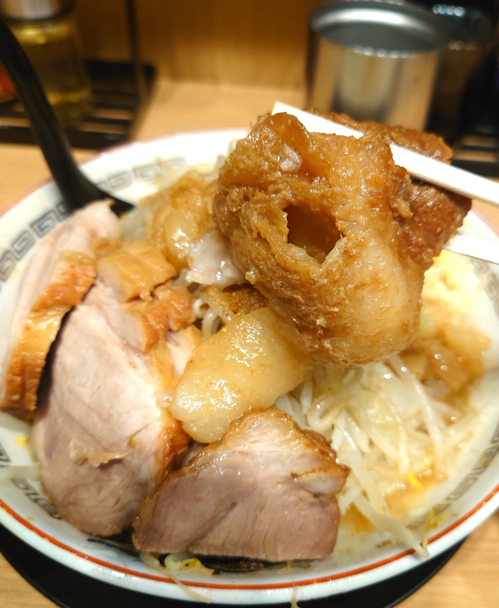 knyackiVF's tweet photo. ラーメン豚山
ミニぶた(麺125g/ふつう)w
(NYAmm+ARE)

久訪🙌✨
いつも着丼時のインパクト大✨
まさにヴォリューミィなヴィジュアル🙌✨
スープも旨さあふれる仕上がり✨
今日のアレ:山椒✨
安定の仕上がりは圧巻✨

#豚山 https://t.co/0pi4x3ZfOF