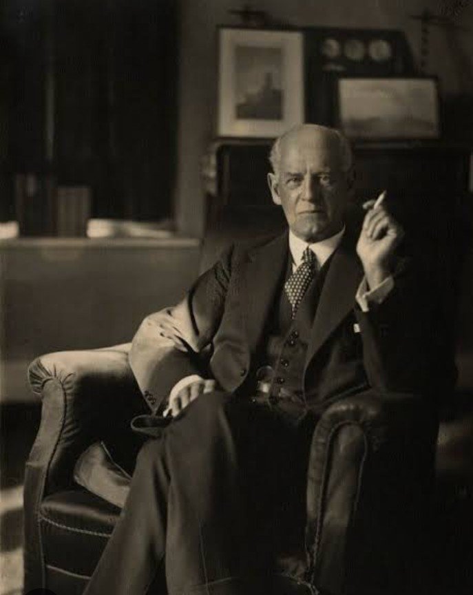 LFPadrnB's tweet photo. En el 152 Aniversario-Nacimiento del gran escritor inglés John Galsworthy (14-VIII-1867 Kingston, Surrey, England, United Kingdom/31-I-1933 Hampstead, Id., Id.), Premio Nobel de Literatura 1932, lo recordamos así:

“One's eyes are what one is, one's mouth is what one becomes.” https://t.co/BmqRBZaVDZ