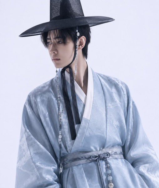 woowwiii's tweet photo. 와 궁증로맨스 한 편 뚝딱임

유년시절 상처로 삐뚤어졌는데 
유일히 나에게서만 안식을 느끼는 폭군 심
그 폭군의 어린시절부터 단짝이자 호위무사지만 
담담히 날 좋아해서 질투하는 쫑
나를 심 곁에서 떨어뜨리고 부패한 왕실 갈아엎으려 
난 준비하는 사대부 명문 집안 종손 훈 https://t.co/4xNlE7N323