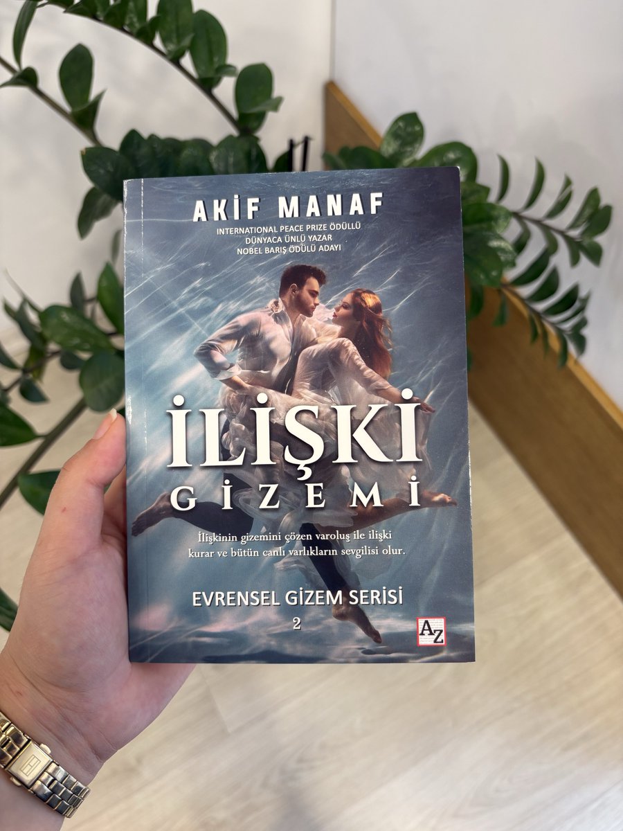 zeynepii35's tweet photo. İzmir metroda bana Akif Manaf ilişki gizemi kitabını hediye edip sonra hemen poligon metroda inen kadını bulmam lazım mutluluktan şaşkınlıktan doğru dürüst teşekkür bile edemedim çokk tatlıydı 😔😔😔😔 https://t.co/04iUXYYUEj