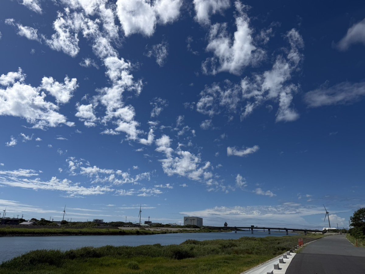 bokunatsu2017's tweet photo. #ぼくなつ2026 
3日目の朝☀️🏖️
宿から30分ほど歩いて海辺まで！いい運動になりました🏄‍♂️晴天で開放感がすごい！ https://t.co/xC6T1oZjkB