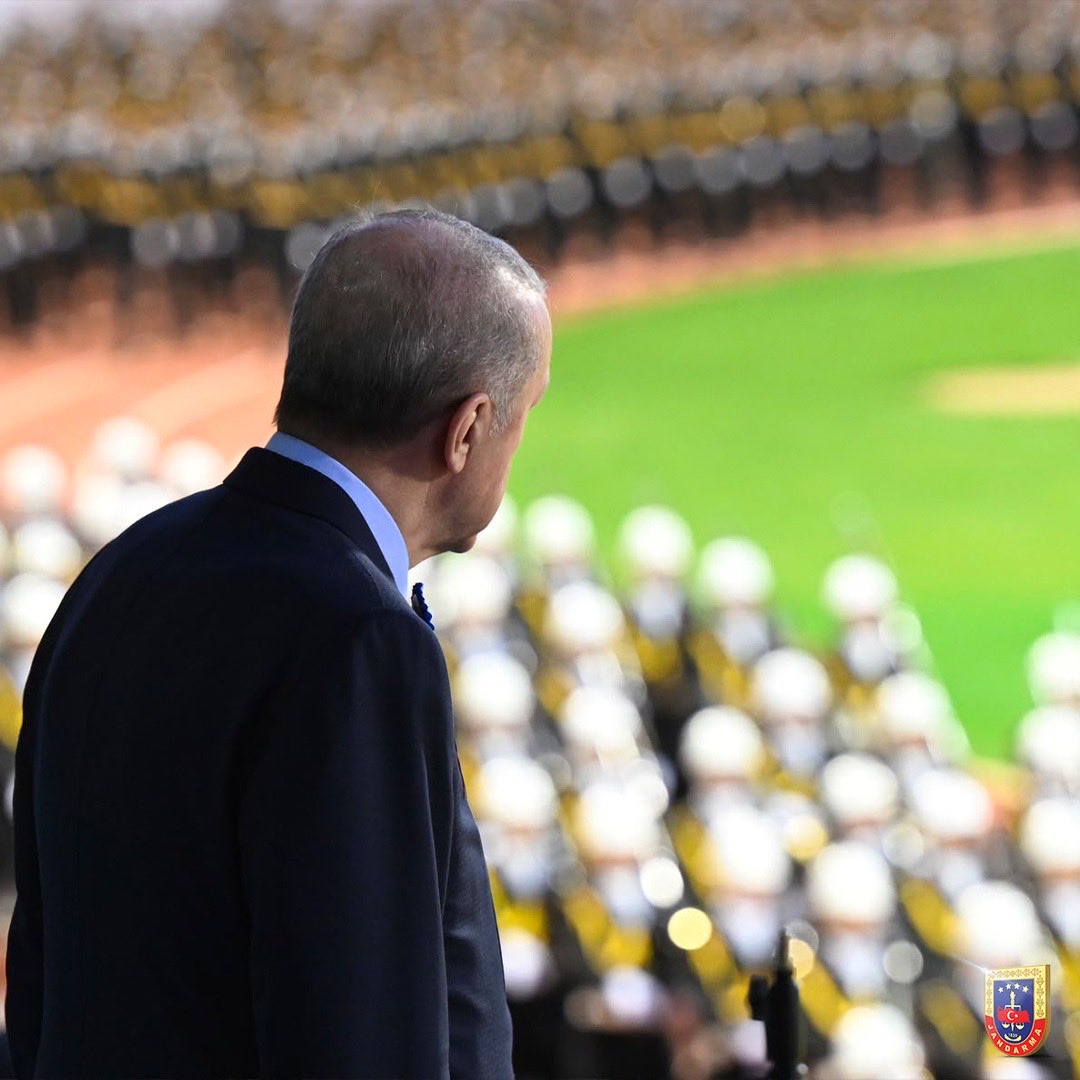 jandarma's tweet photo. Cumhurbaşkanımız Sayın Recep Tayyip ERDOĞAN’ın teşrifleri ve İçişleri Bakanımız Sayın Mustafa ÇİFTÇİ’nin katılımıyla Jandarma ve Sahil Güvenlik Akademisi Subay ve Astsubay Mezuniyet Töreni gerçekleştirildi.

Şanlı bayrağımızın gölgesinde, milletimizin huzuru ve vatanımızın bölünmez bütünlüğü için görev yapacak silah arkadaşlarımıza başarılar diliyoruz.

Görevleri kutlu, yolları açık, bahtları güzel olsun.🇹🇷

📍Ankara
🗓️13 Ağustos 2026
