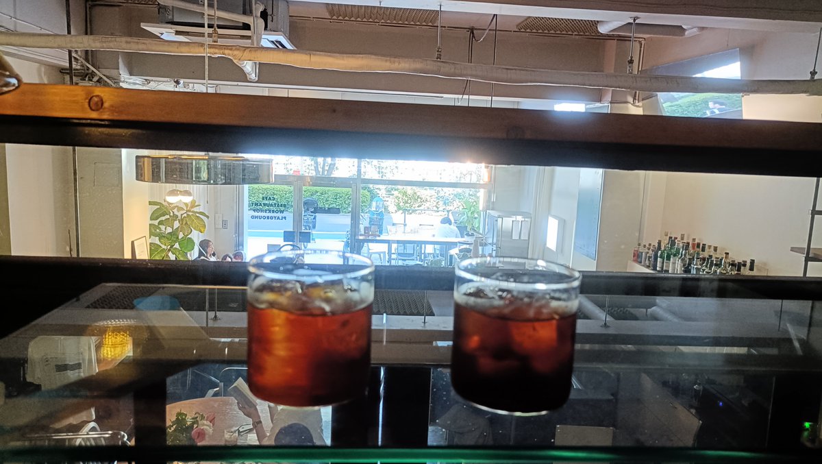 6_22_k's tweet photo. 洒落たロフト席でケニア https://t.co/EpfIY0hVPt