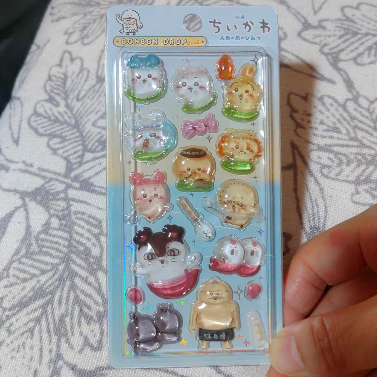 lien_nicoru's tweet photo. ちいかわ映画おかわりしてきた～！
これが噂のボンドロシール。かわよ

青島さんも待ってるよ https://t.co/byNQX85KKZ