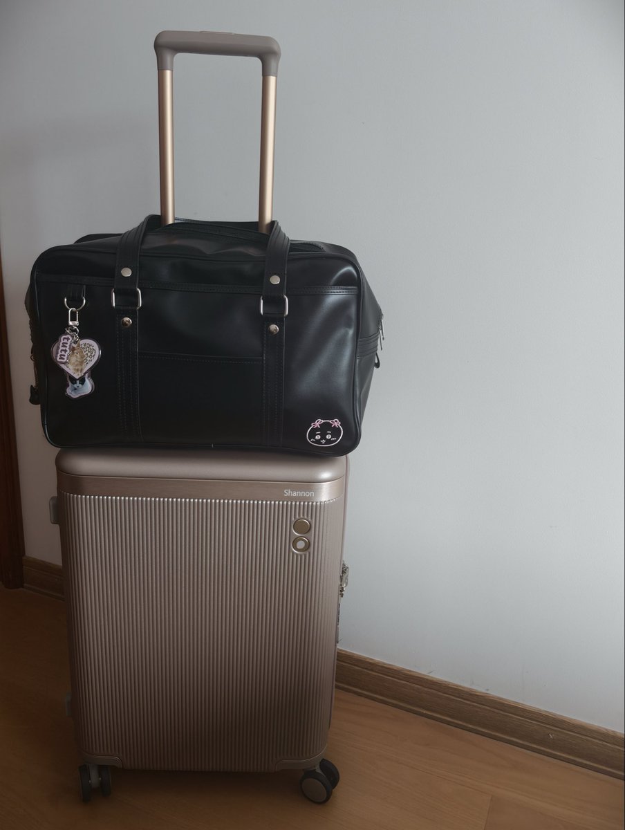 X_Coco230921's tweet photo. 去旅游了!和朋友去玩,我决定让她用她的专业相机看看PPG办公楼里到底在干什么…我要去PPG的大楼下面闻一闻有没有valko的味道…用英文怎么说来的?摸草,我要去摸草了。这是我8月在X学会的新英语单词。
#全世界都爱敖尹 #valko #AWOOOOOO https://t.co/zPgiOS8PXa