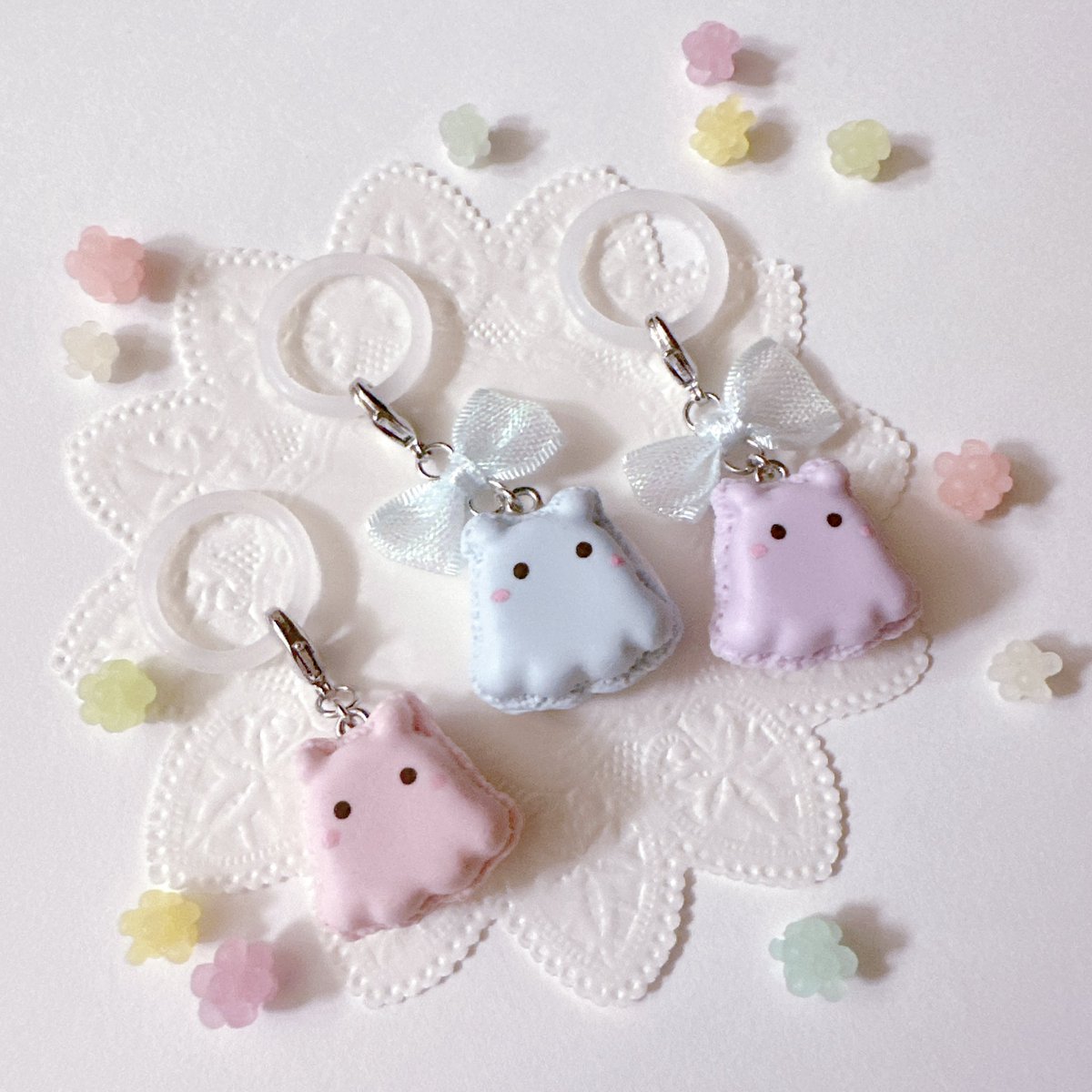 coco_usachi's tweet photo. めんだこマカロンのめじるしアクセサリー🐙✨
ご注文分を並べたら、三つ子ちゃんみたいになりました🥰

こちらはminne&amp;Creemaにて販売中、プロフィールから飛べます✨

#フェイクスイーツ #ハンドメイド
#めんだこ #マカロン #夏アクセサリー https://t.co/o7izDQzAl9