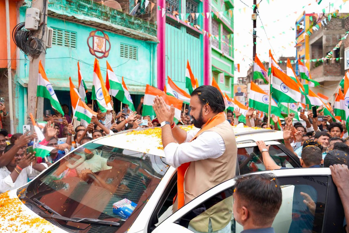 BittuModi19's tweet photo. माननीय मुख्यमंत्री श्री सम्राट चौधरी जी के नेतृत्व में खड़गपुर की भव्य तिरंगा यात्रा में शामिल हुआ करीब 4 km की यह पदयात्रा  राष्ट्रप्रेम के संदेश से भरी थी। हाथों में तिरंगा और दिल में देश के प्रति सम्मान के साथ, हर तरफ भारत माता की जय के नारे गूंज रहे थे l
@samrat4bjp https://t.co/eHb5mFHkOH